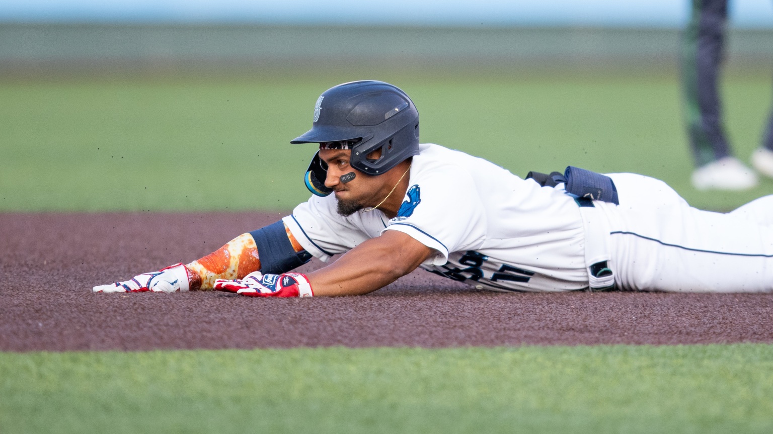 victor-labrada-steals-second-04-14-2024-aquasox