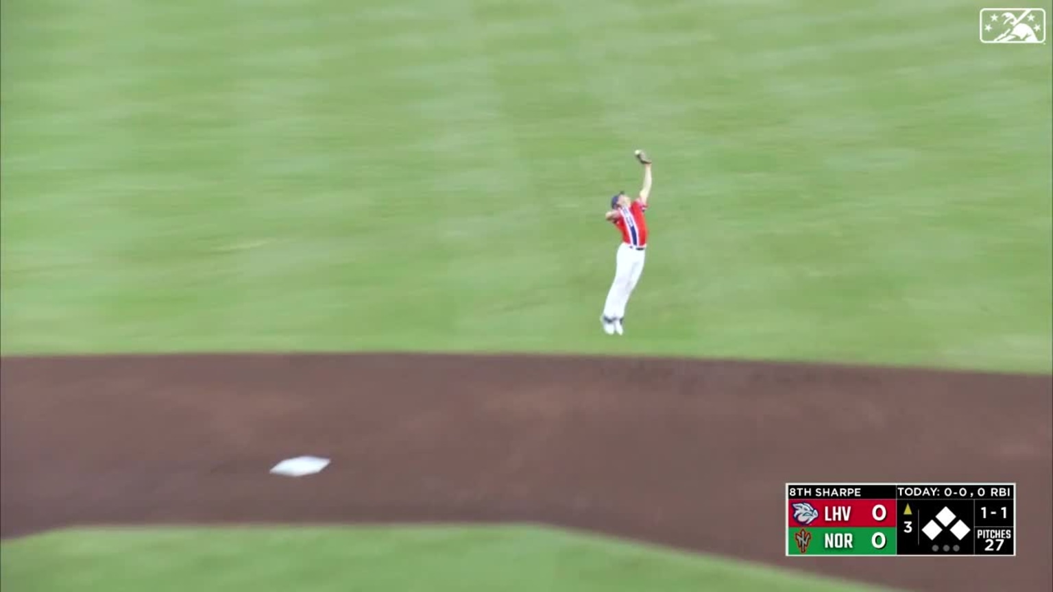 Henderson makes leaping grap 08/30/2022