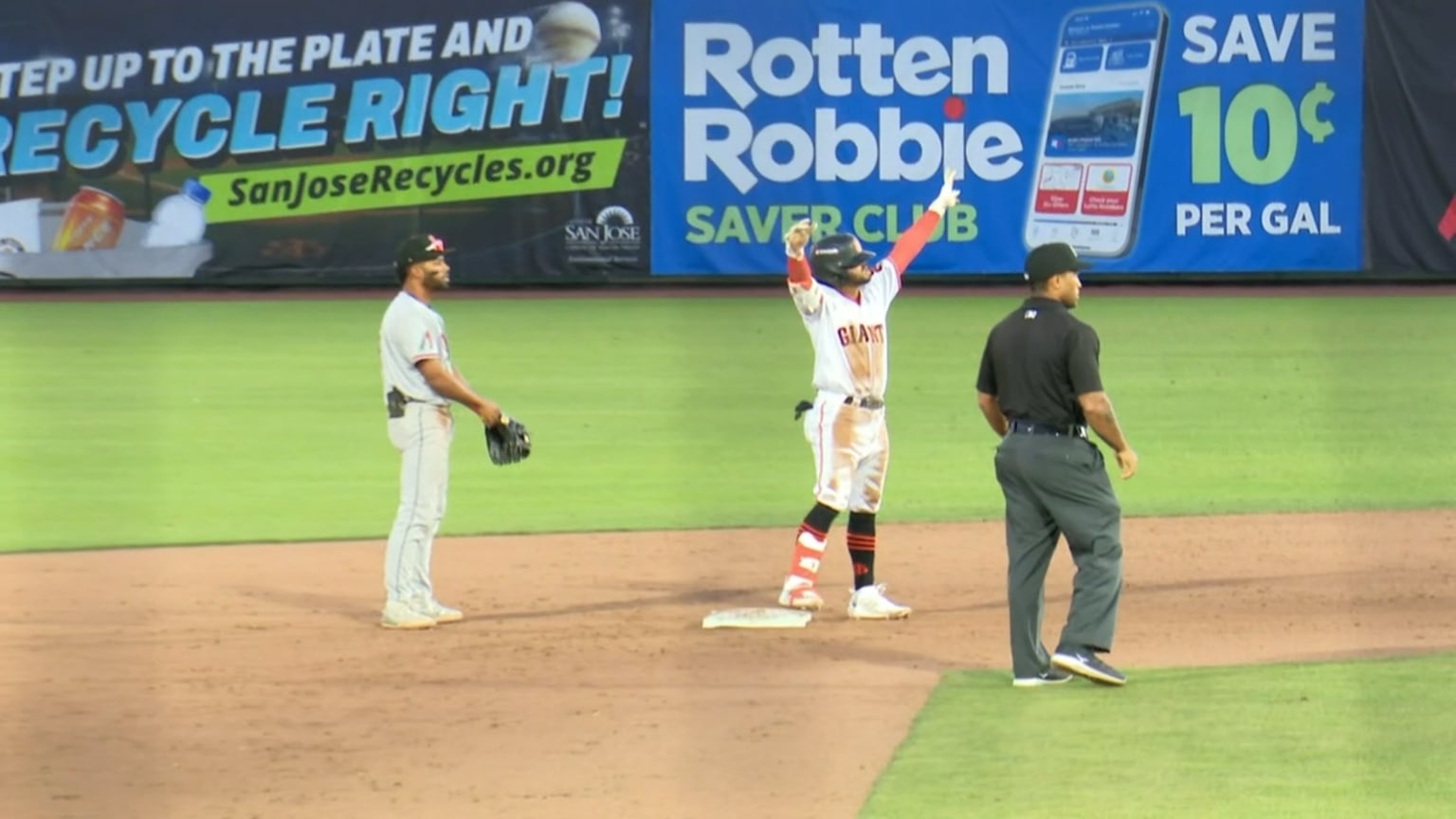 Jhonny Level's three-hit game | 04/09/2026 | Giants
