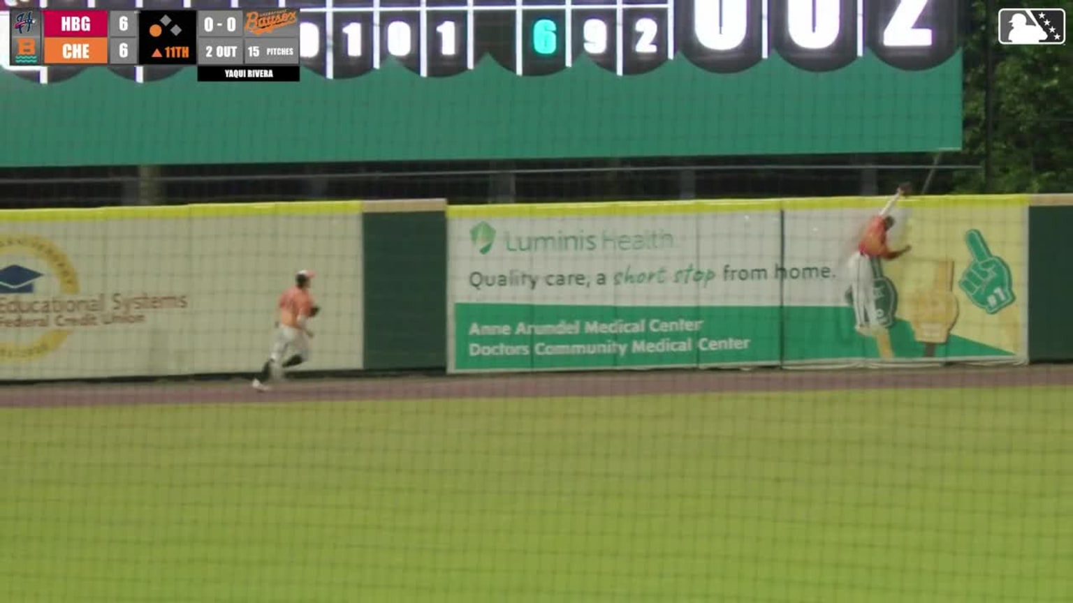 Bradfield makes a nice catch at the wall 06/11/2025