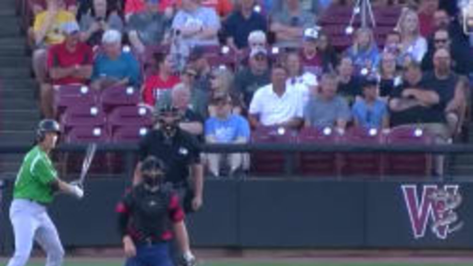 Edwin Arroyo's three-hit game | 08/13/2023 | Dragons