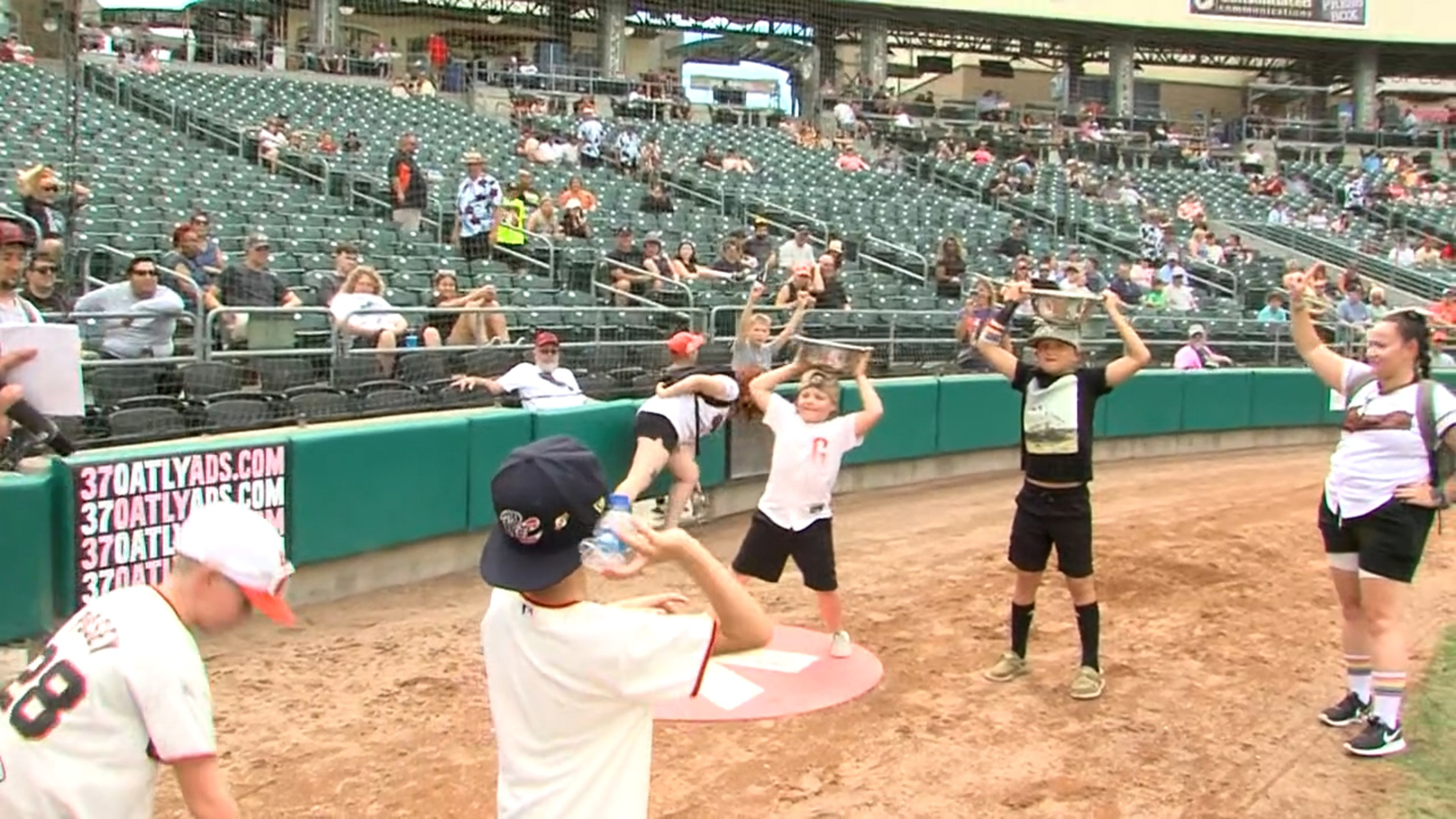 Luke Voit hits a three-run homer, 07/27/2023