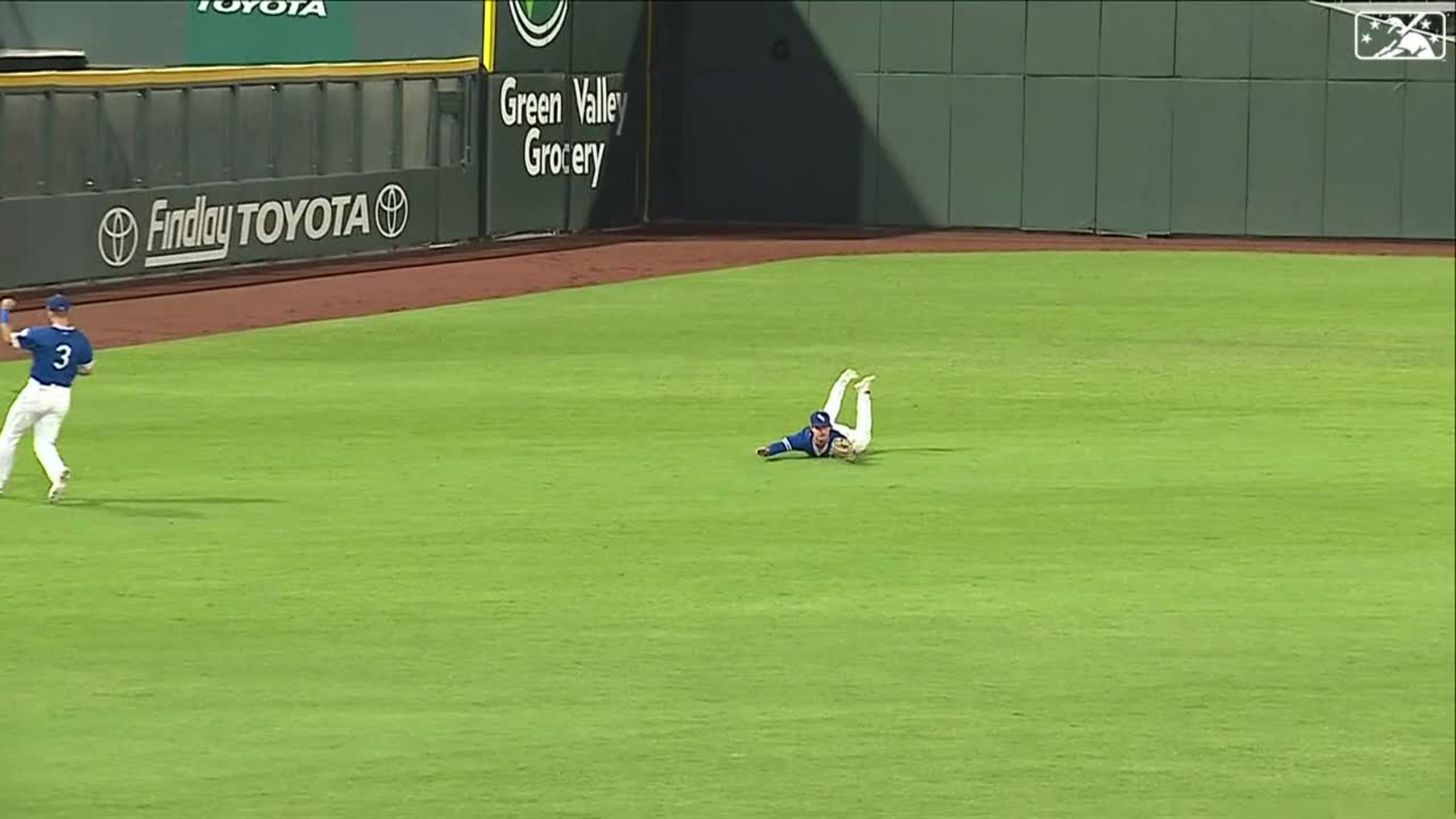 Jonny Deluca makes two incredible catches in a row in Dodgers' win