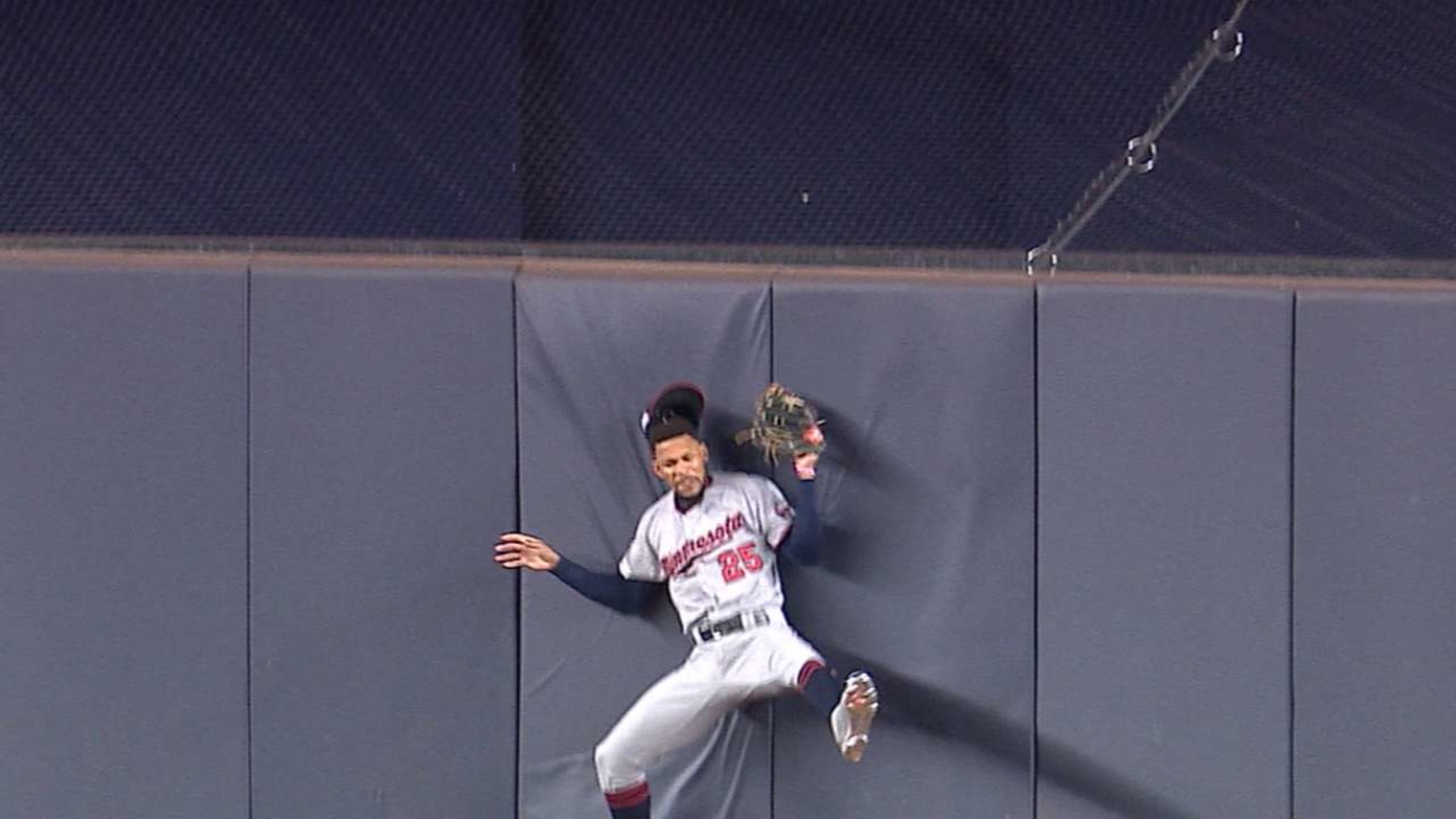 Byron Buxton Leaping Catch and Slams Into the Wall Vs Yankees, Yankees Vs  Twins Wild Card