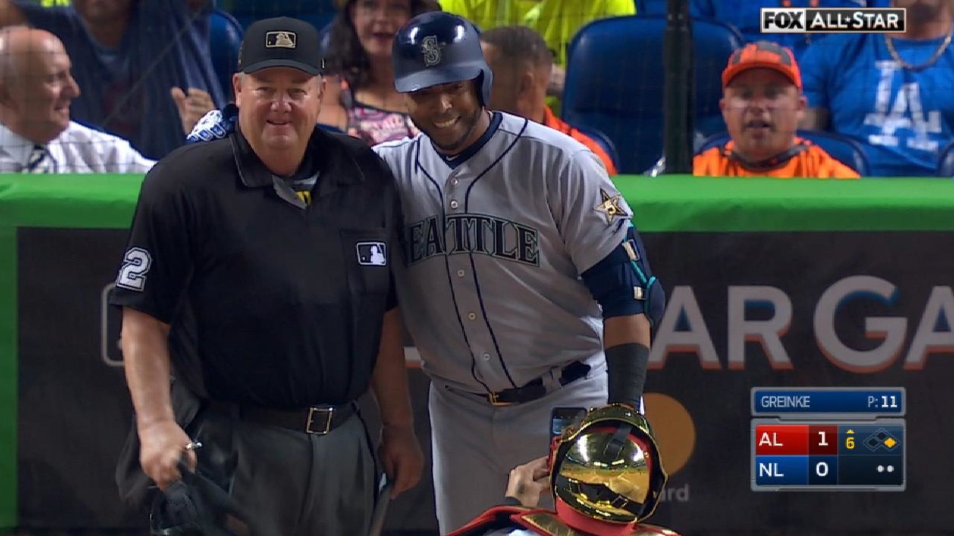 Thanks to Yadier Molina, Nelson Cruz obtained an in-game photo with umpire  Joe West