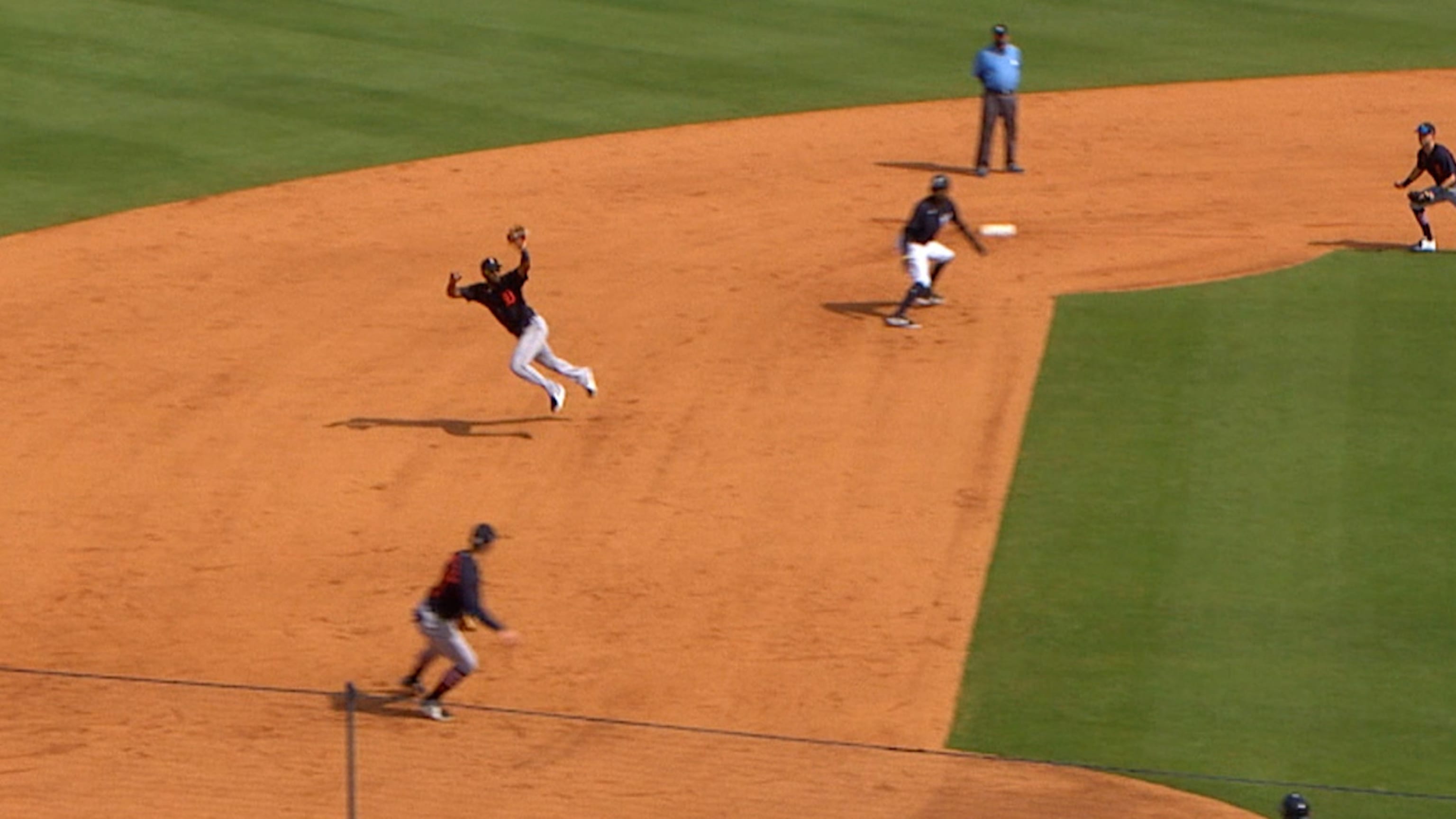 Willi Castro captura de un salto
