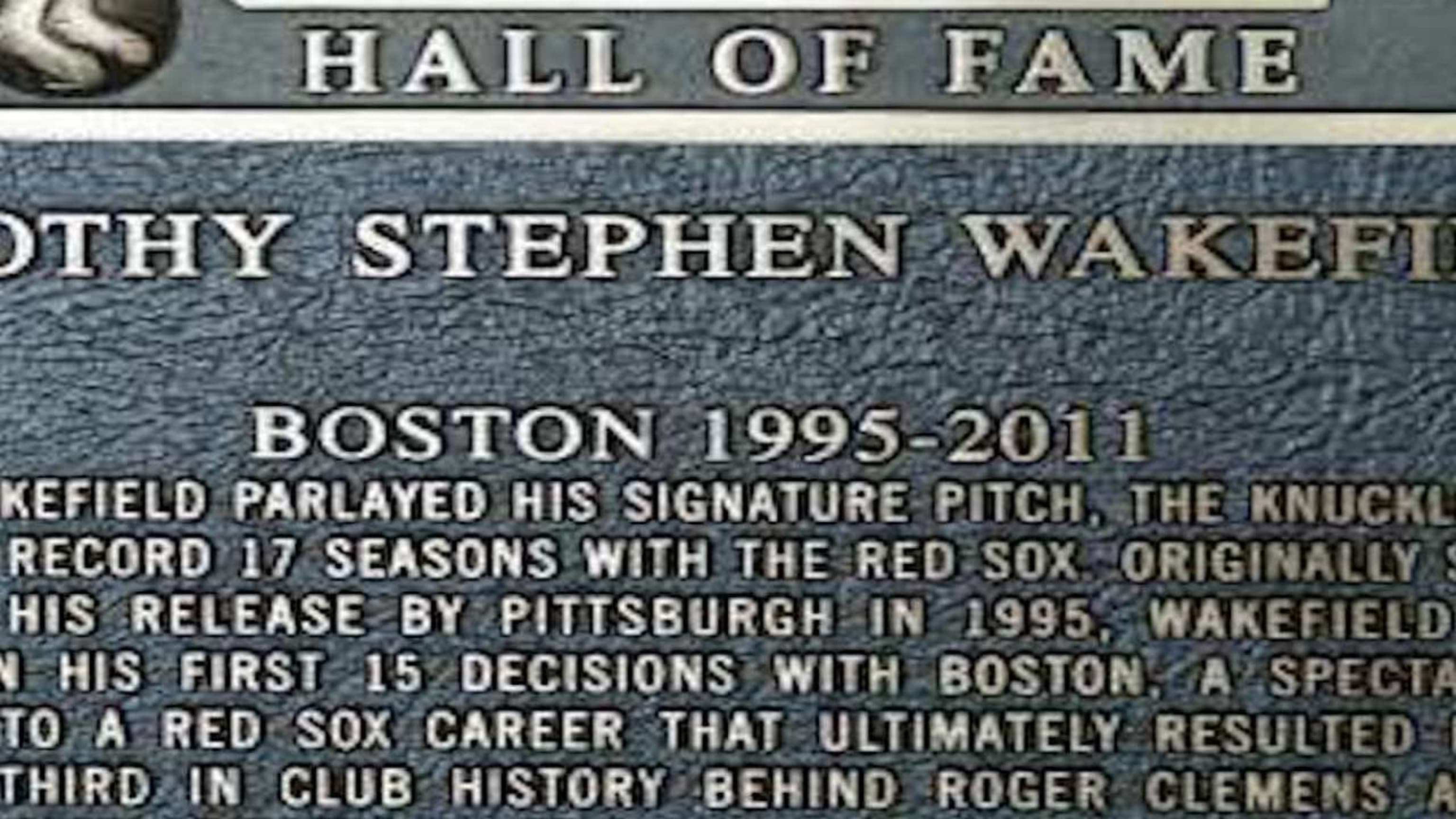 La placa de Wakefield en el Salón de Medias Rojas