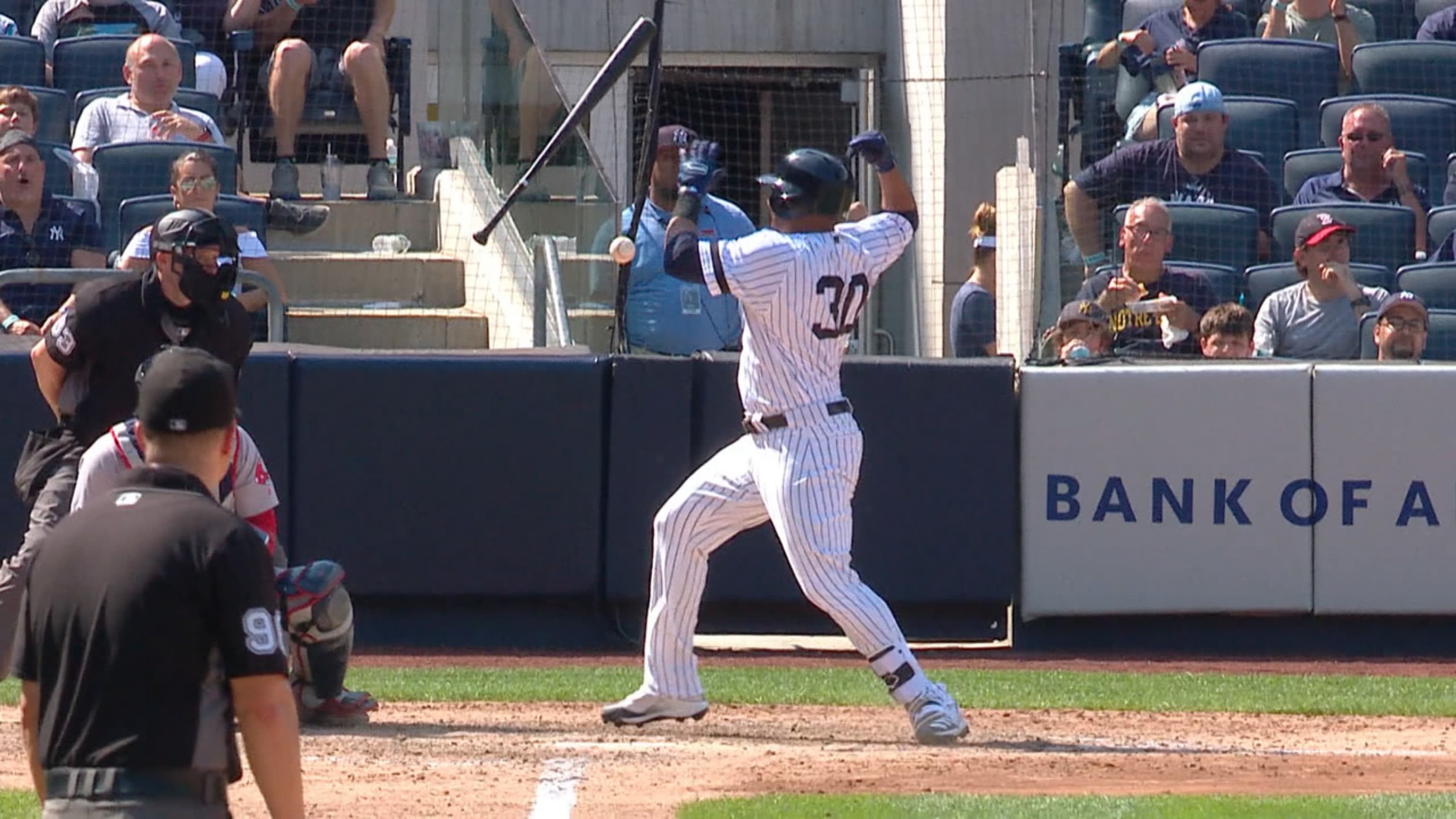 Edwin Encarnacion returns to the Yankees with a bang