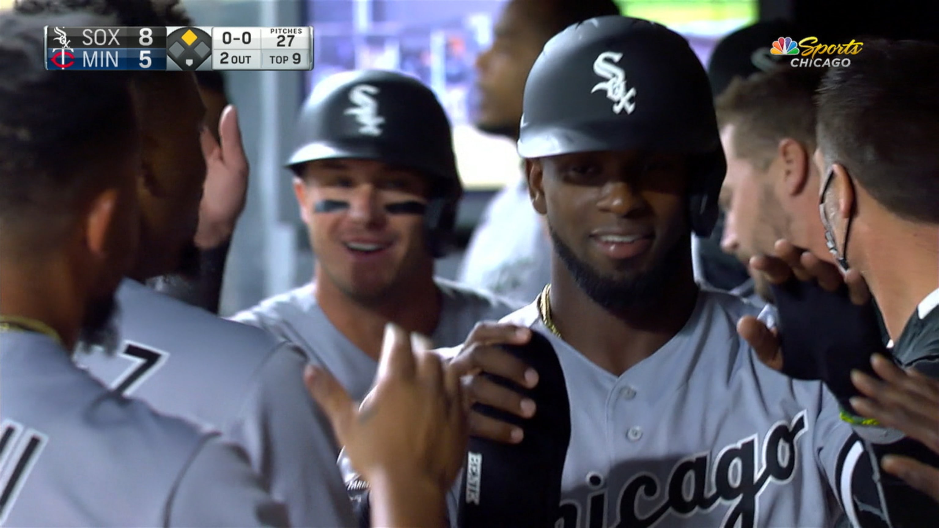 Luis Robert gets big hits, White Sox in 1st place