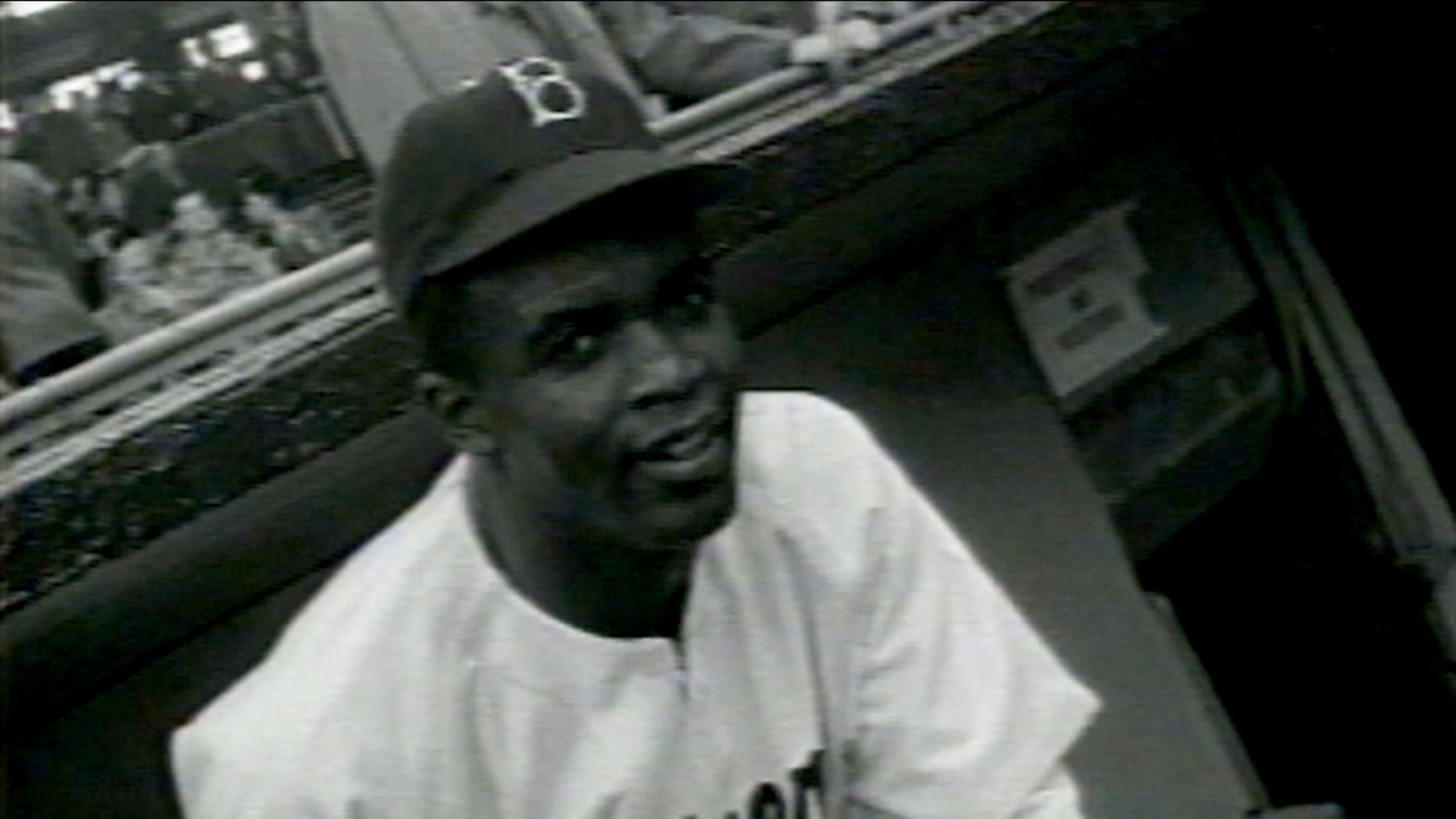 MLB honors debut of Jackie Robinson