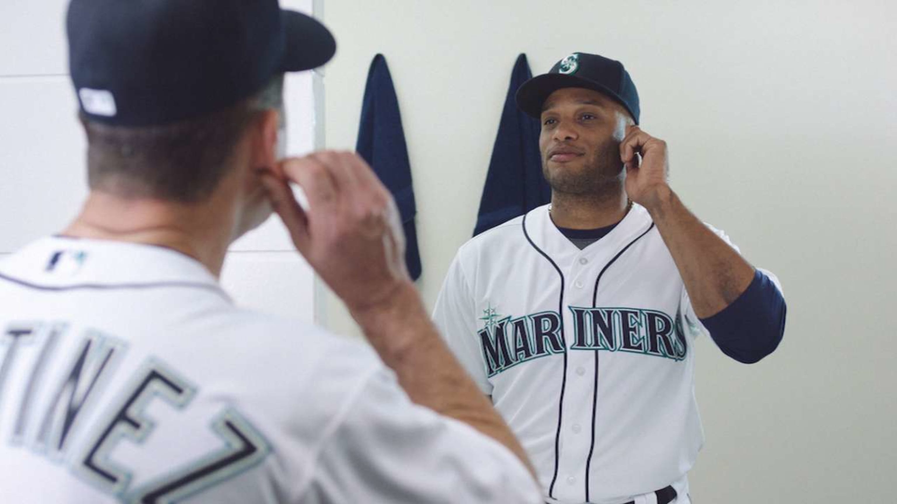 Barry Bonds Returns to San Francisco in New Uniform, Embracing