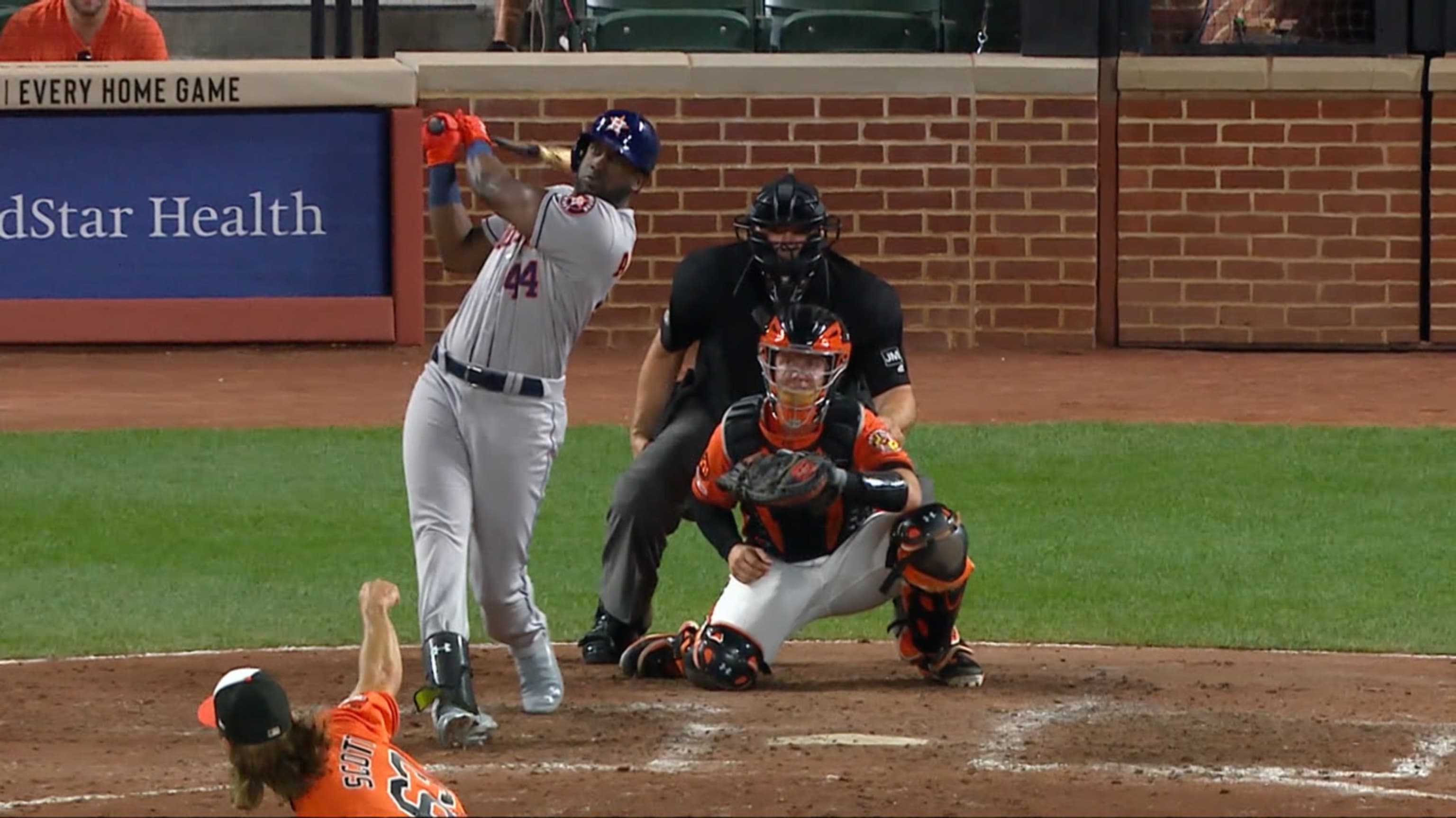 Yordan Álvarez hits an RBI single to give Astros an early lead