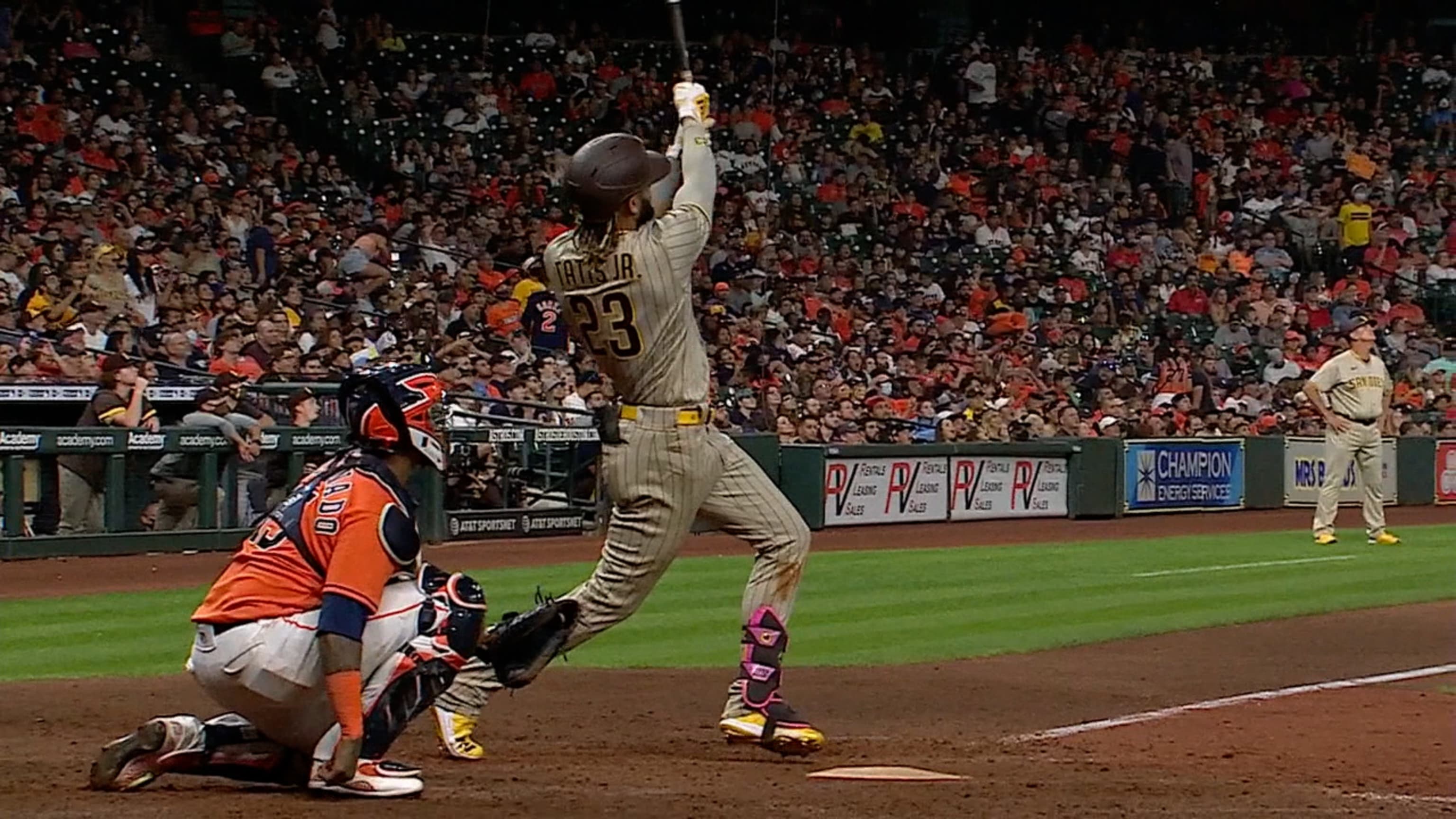 HR solitario de Tatis para empatar el juego