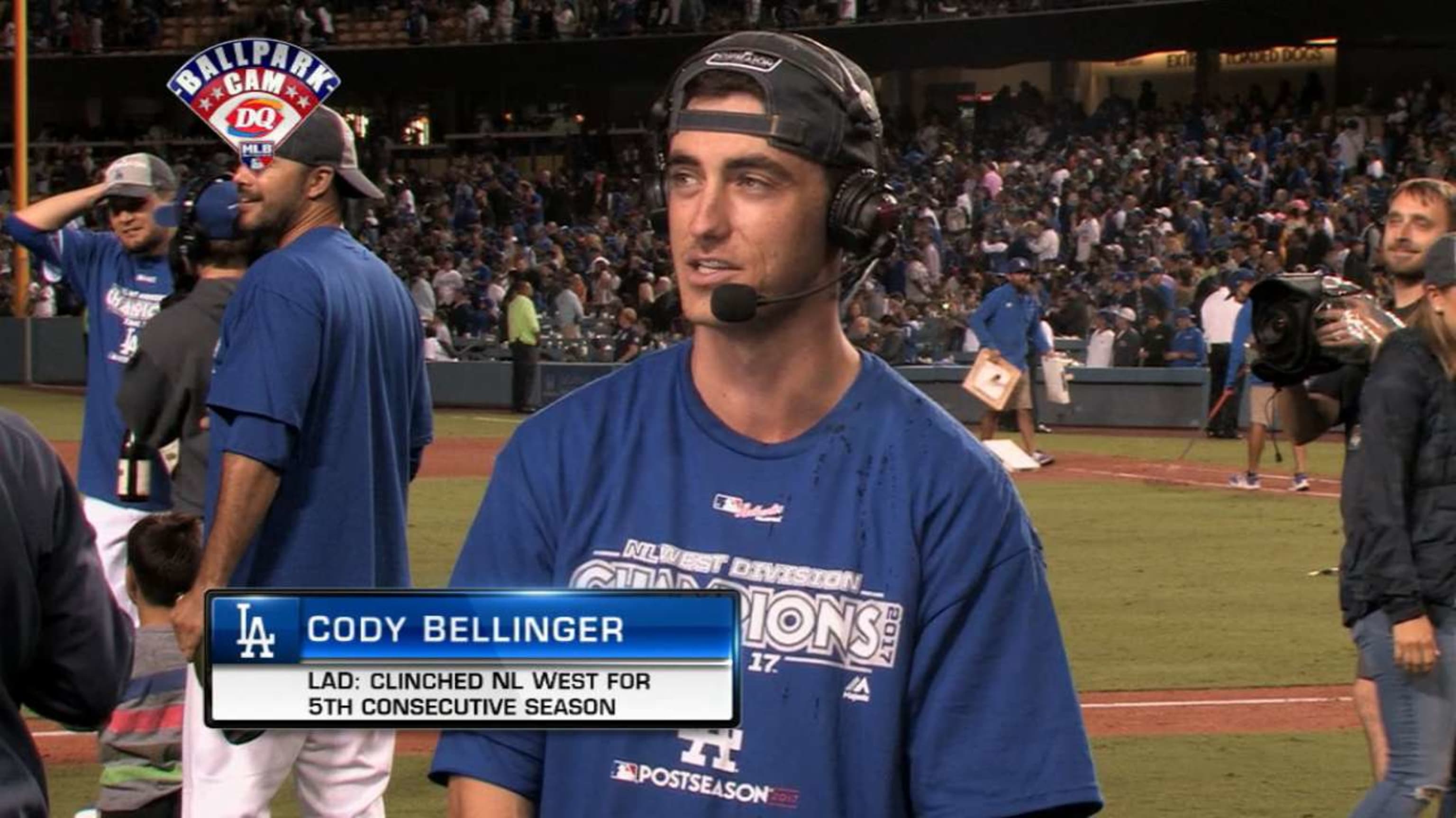 Cody Bellinger breaks NL rookie homer record
