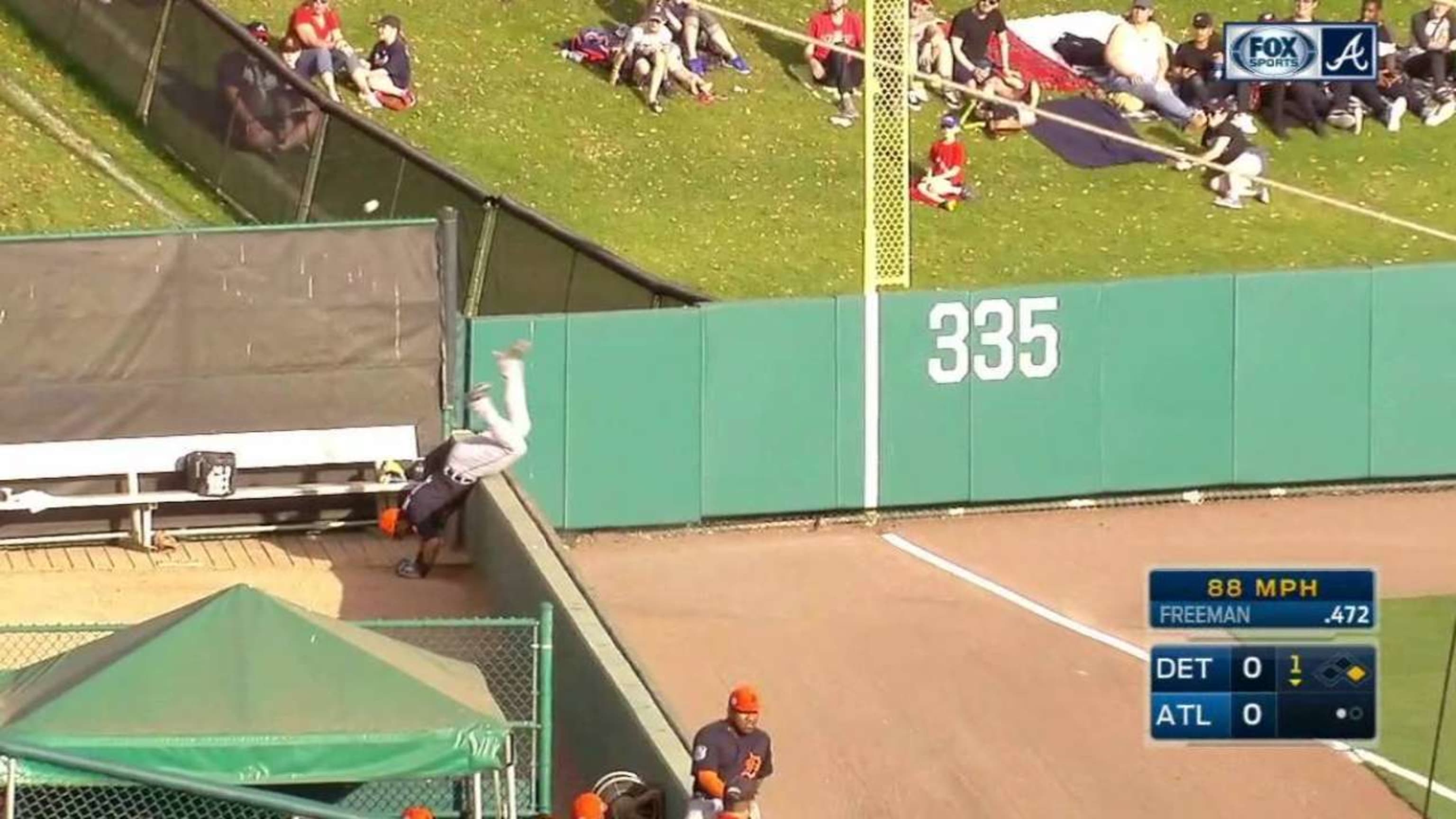 Fan takes selfie after Brandon Drury's tumbling catch