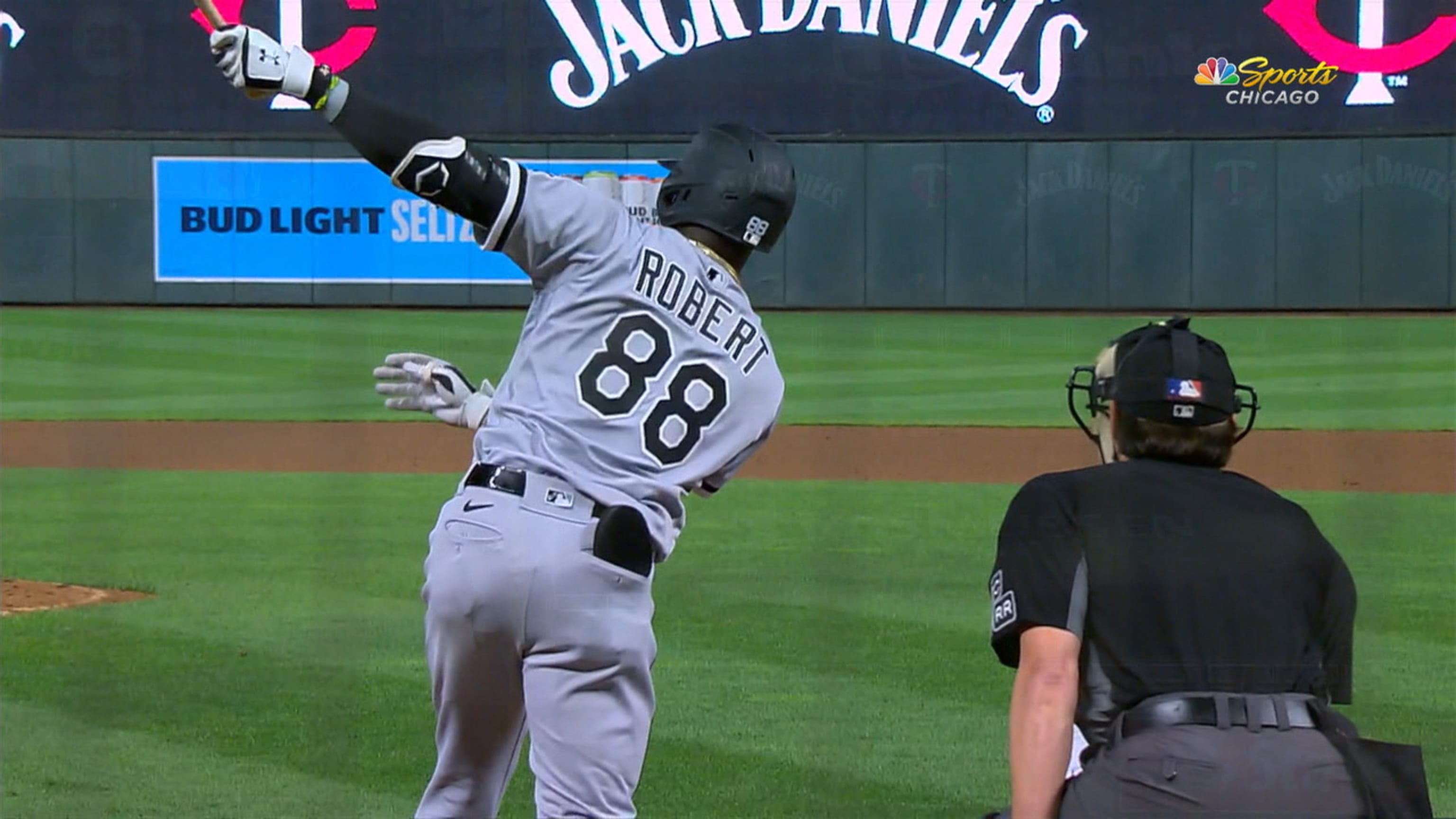 Luis Robert empuja con doble por regla