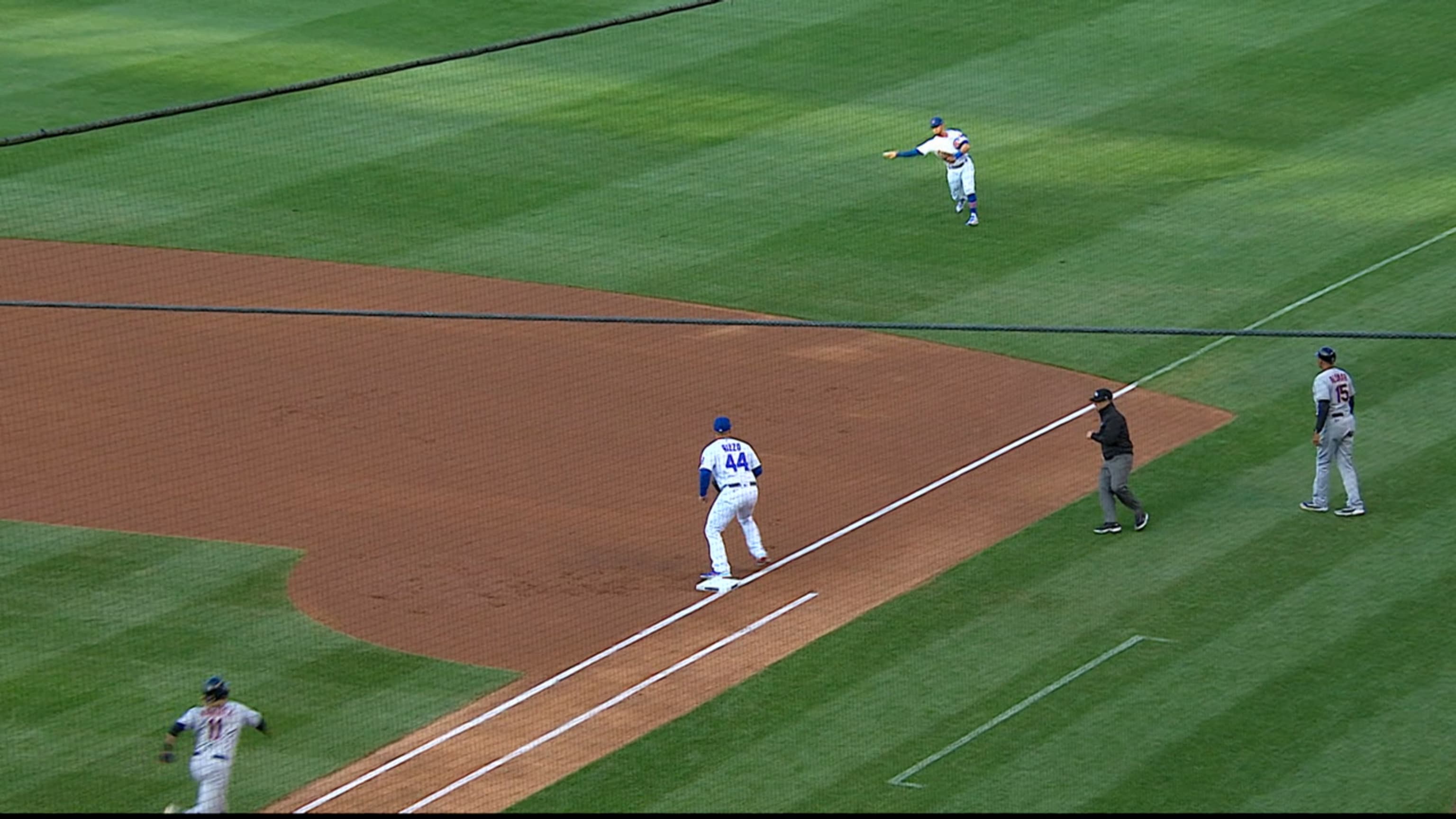 CHC@SF Gm4: Baez drops his gum, recovers to catch it 