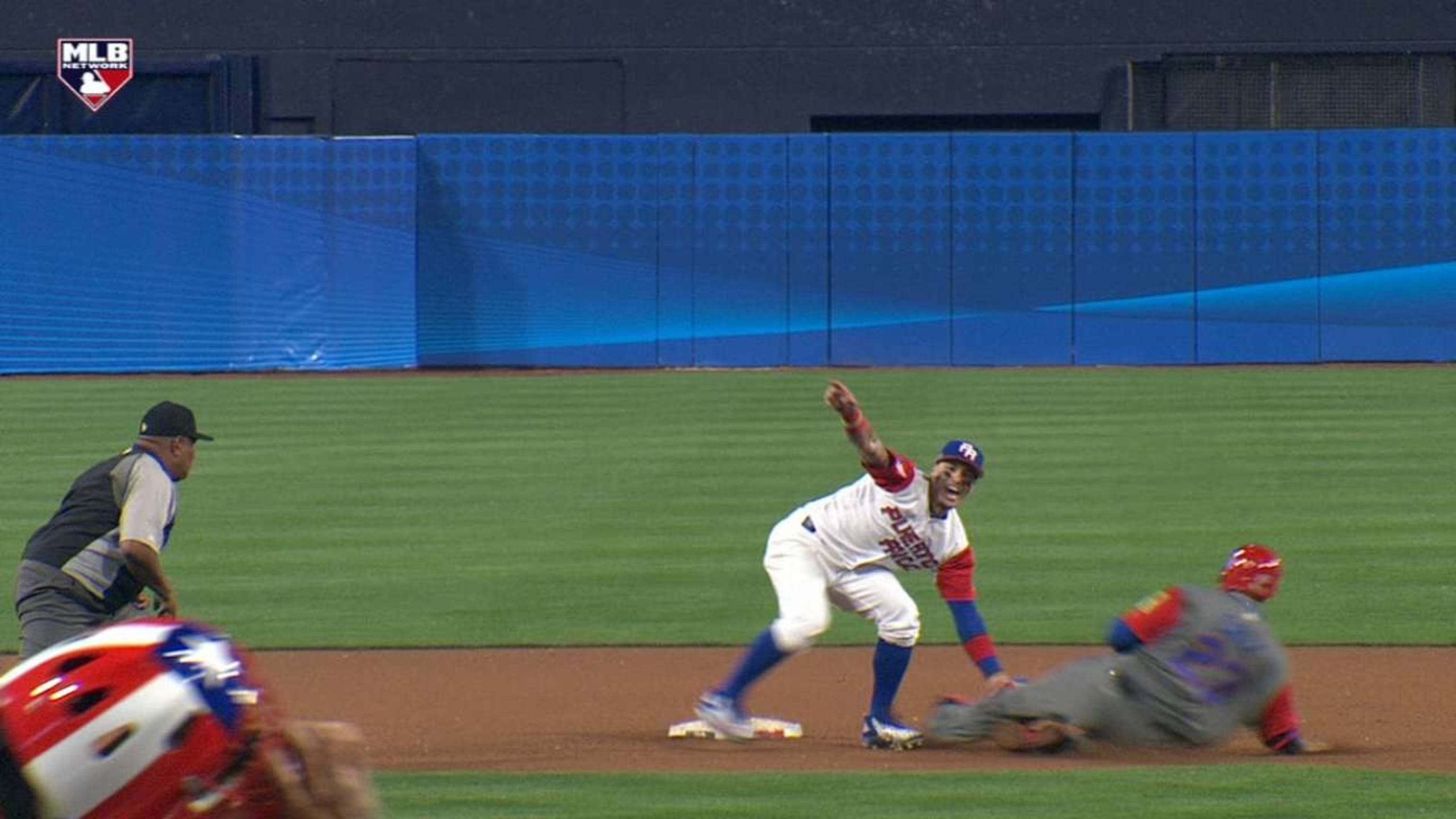 Báez celebra mientras toca sin ver