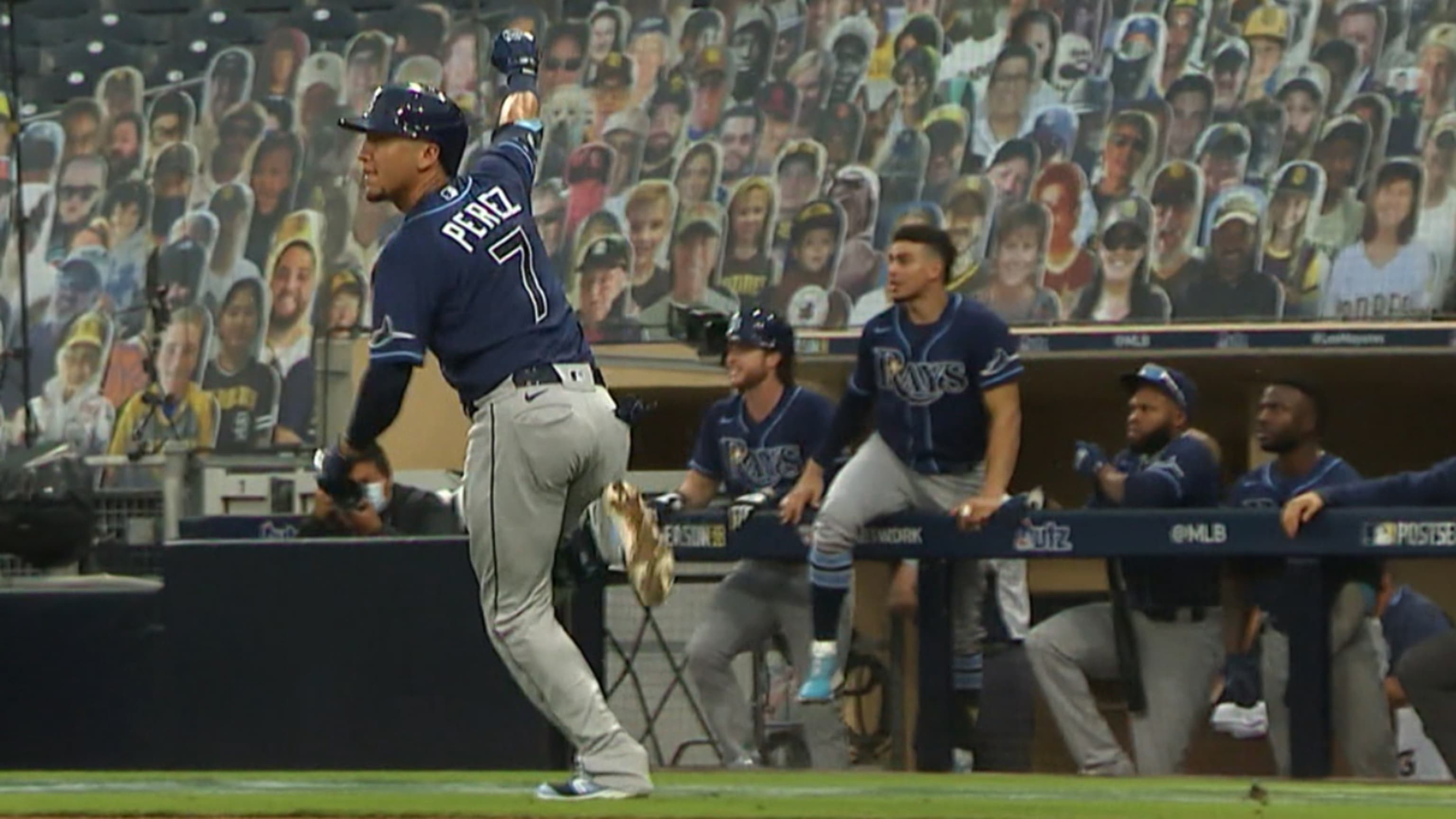 Michael Pérez pega HR de dos carreras