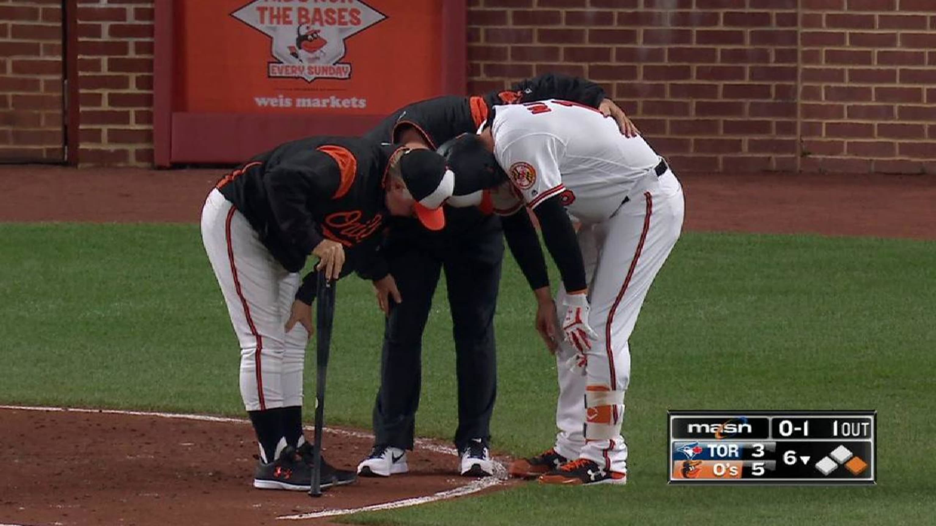 Baltimore Orioles: Chris Davis And Jonathan Schoop Have A Moment