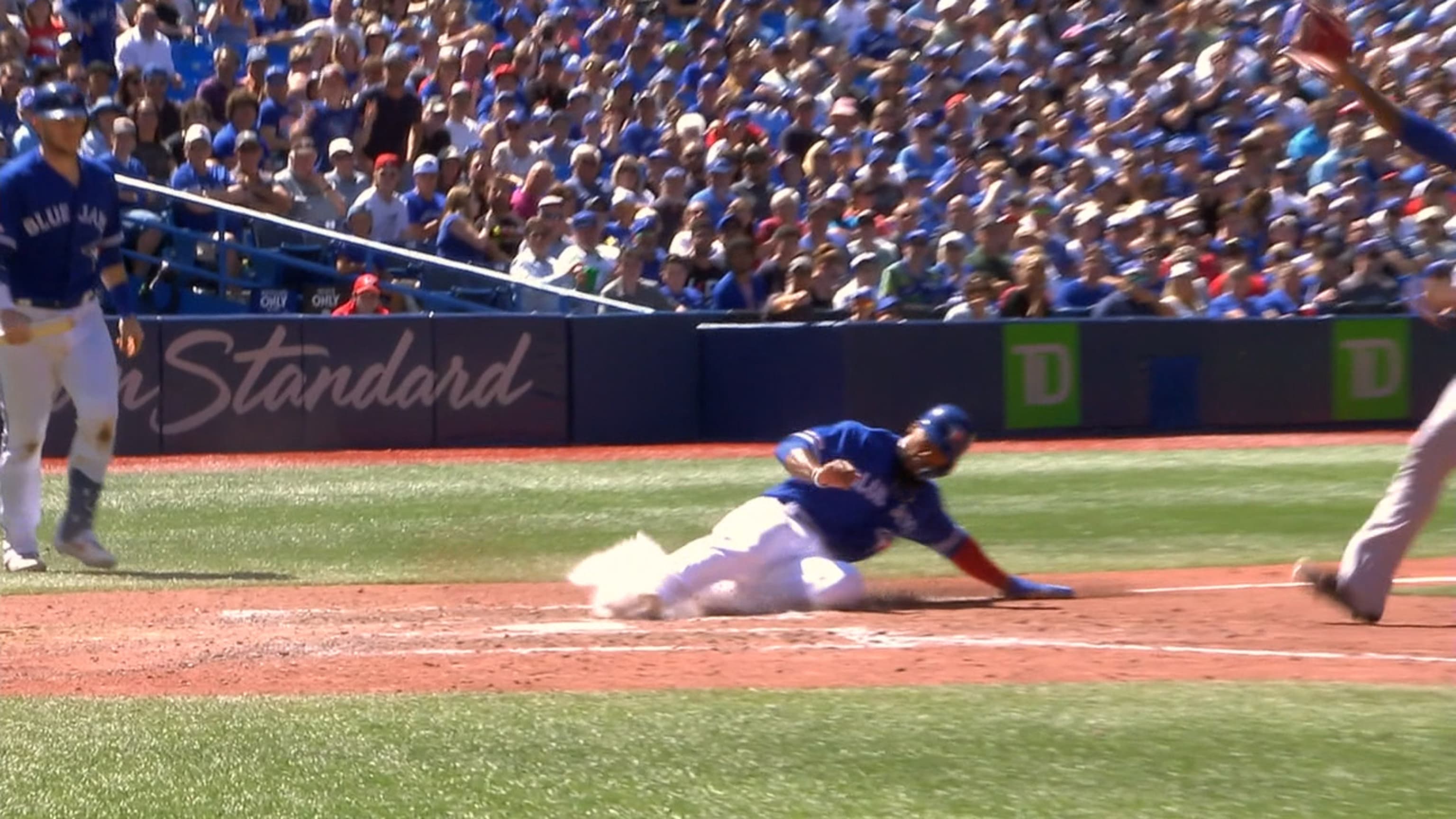 Hernández anota en wild pitch