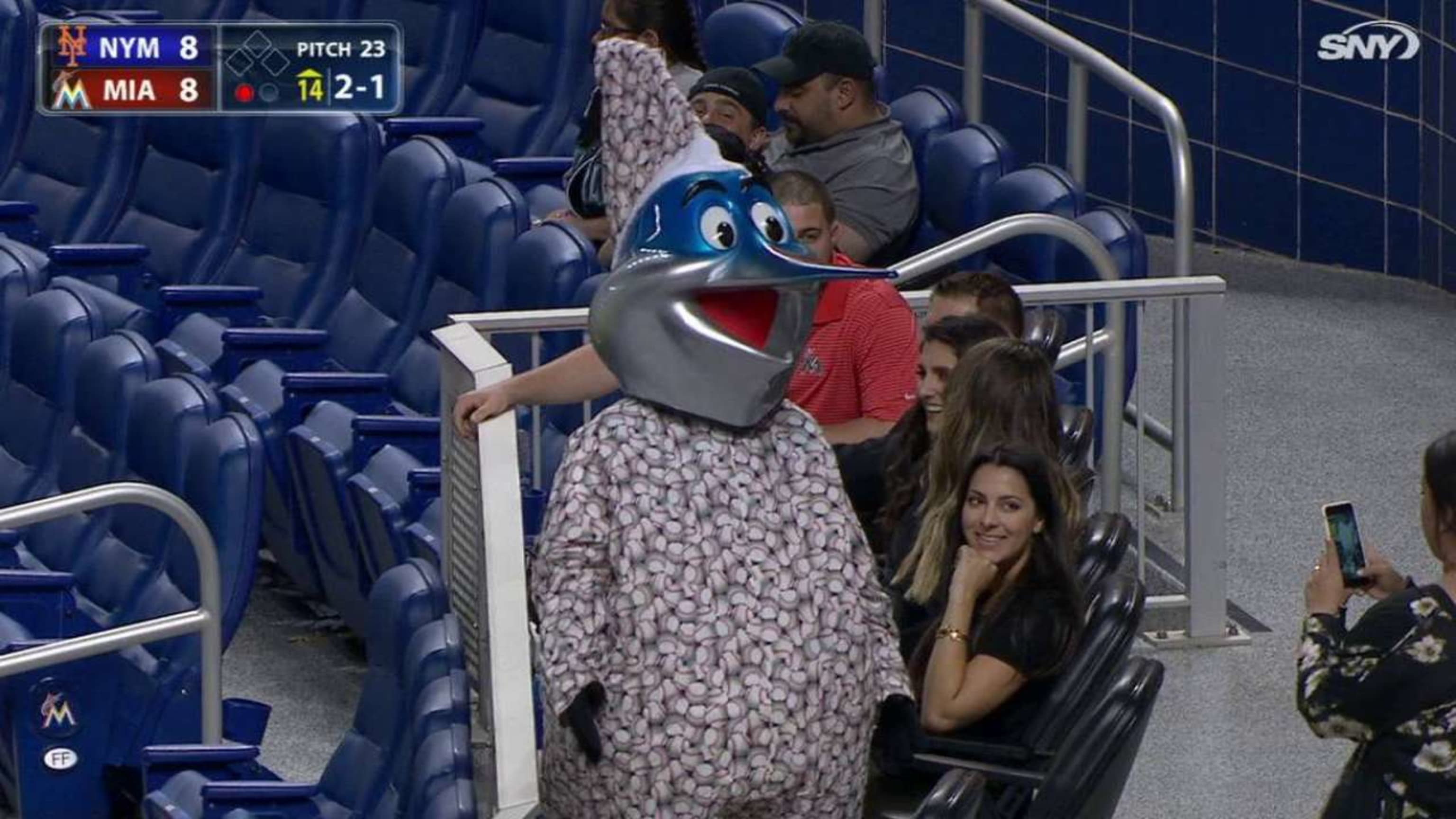 Billy the Marlin wore PJs and a fan danced with a bucket as Mets-Marlins went past midnight | MLB.com