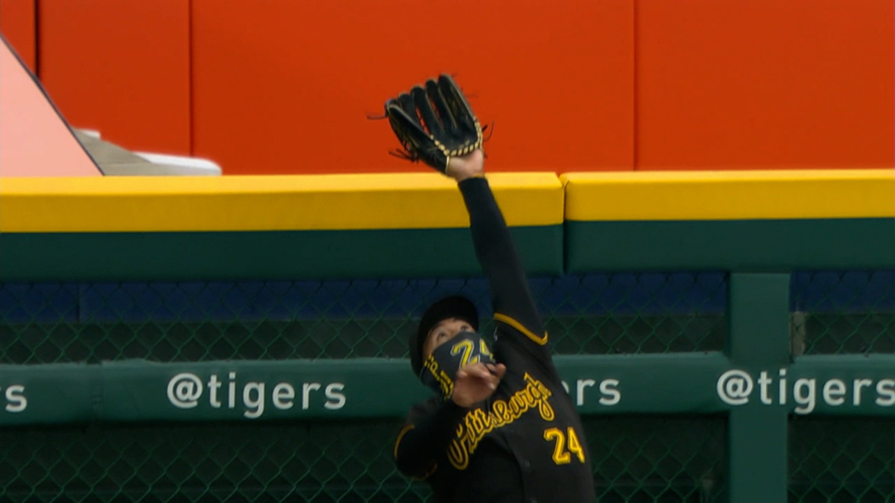 Evans roba un HR en el LF