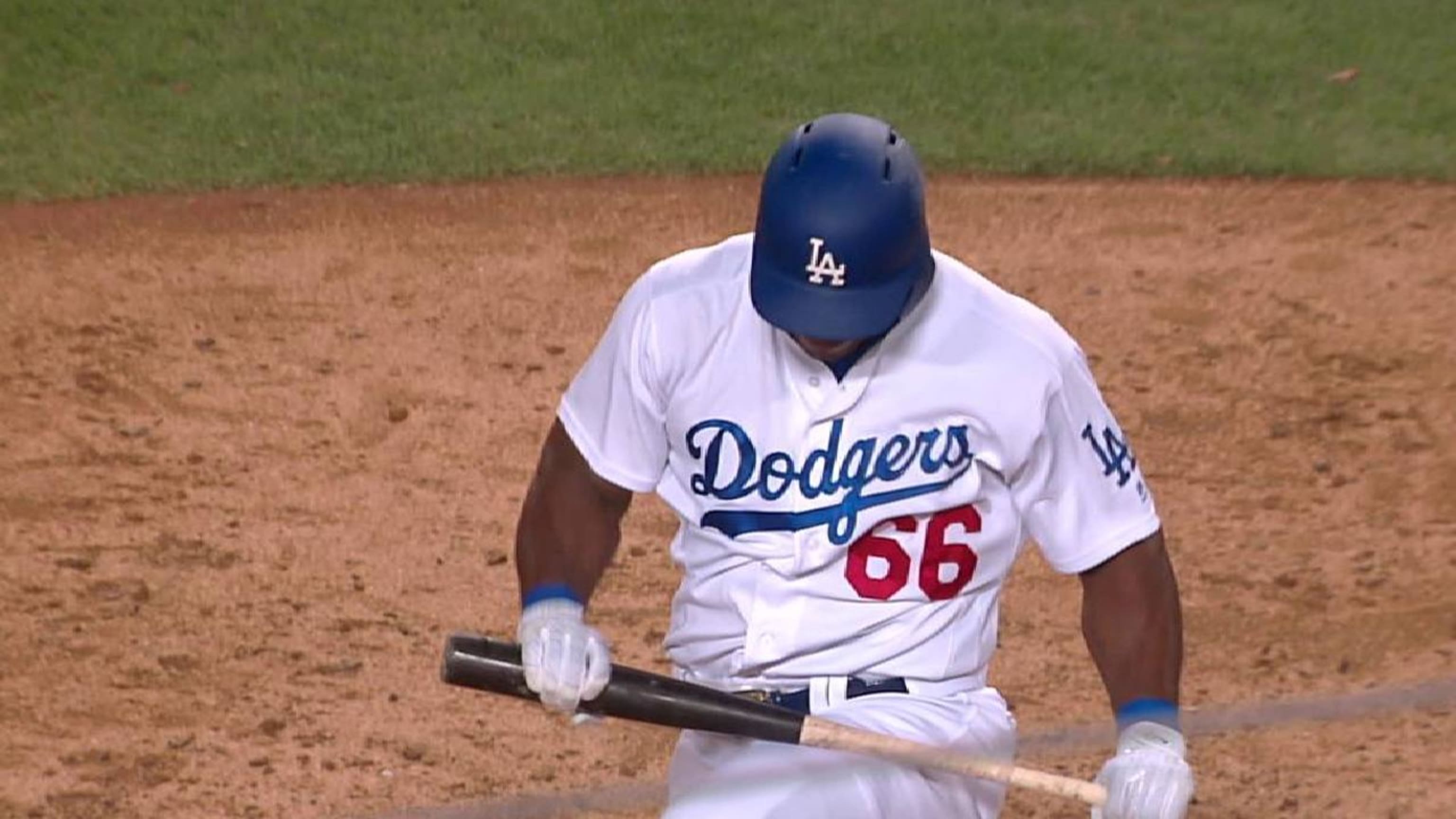Cardenal Catástrofe Deudor Yasiel Puig tried to break his bat over his knee, but couldn't quite pull  it off | MLB.com