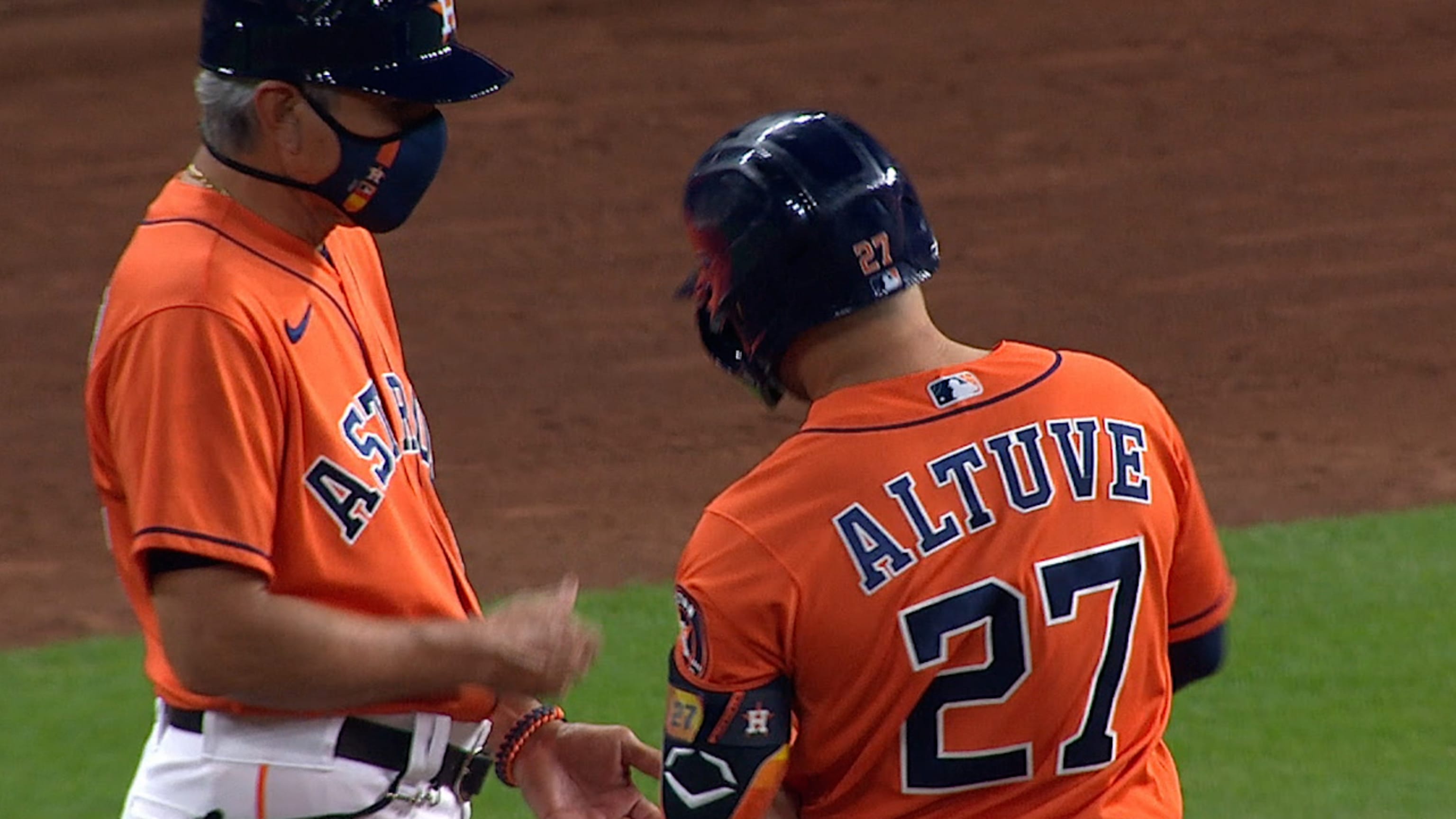 José Altuve produce con sencillo