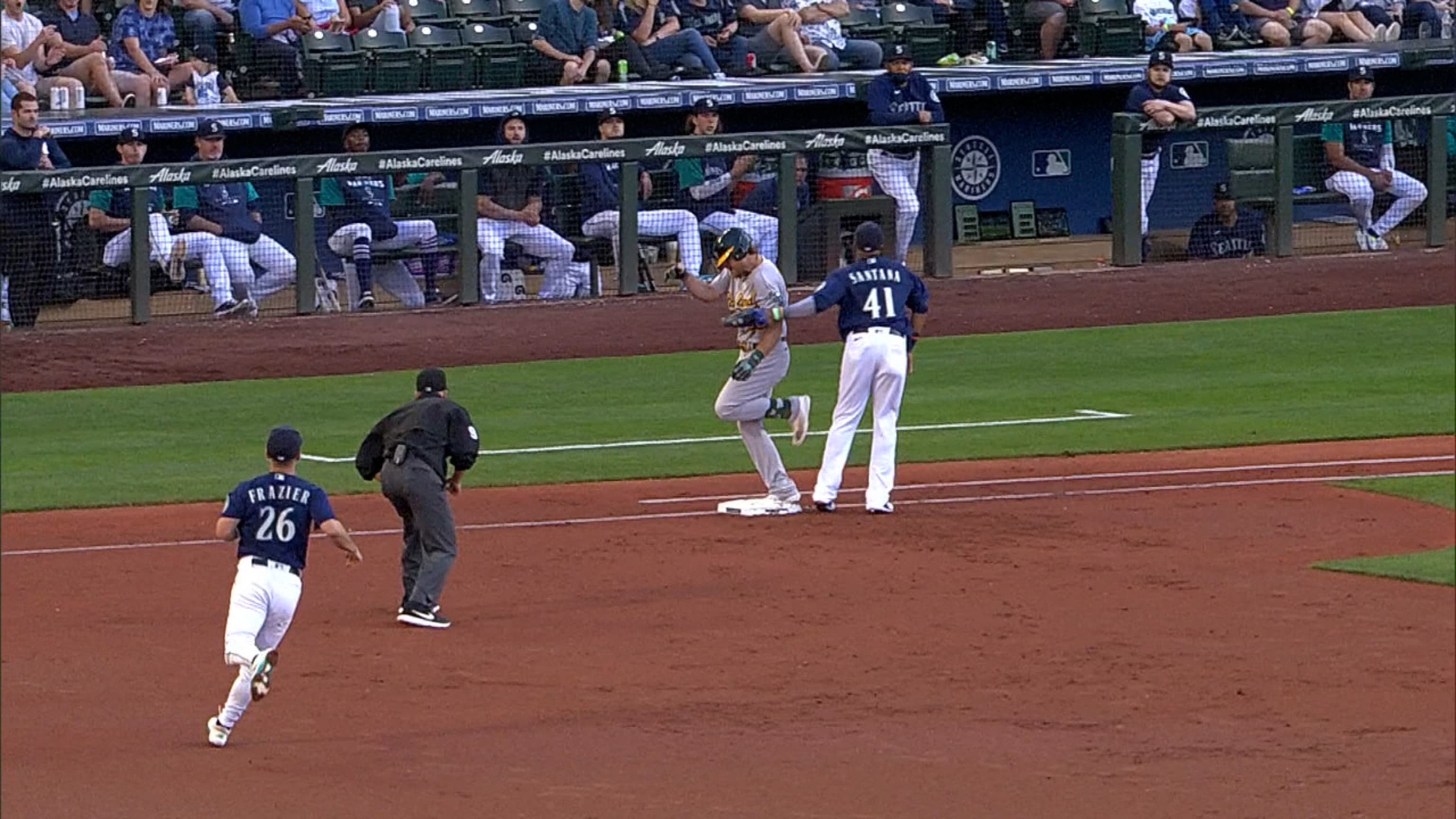Suárez, Santana make a nice play