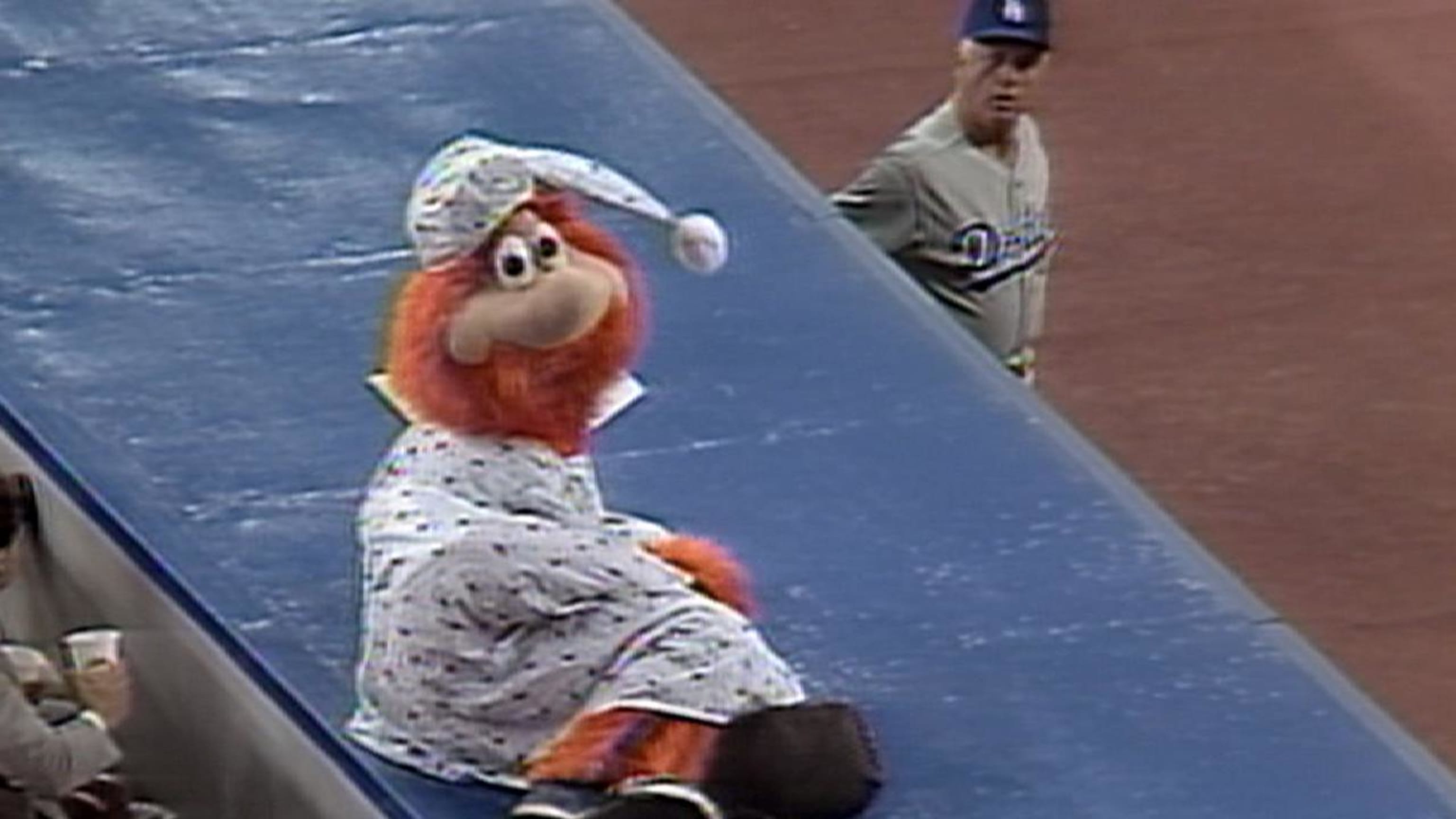 Ump tosses Youppi!
