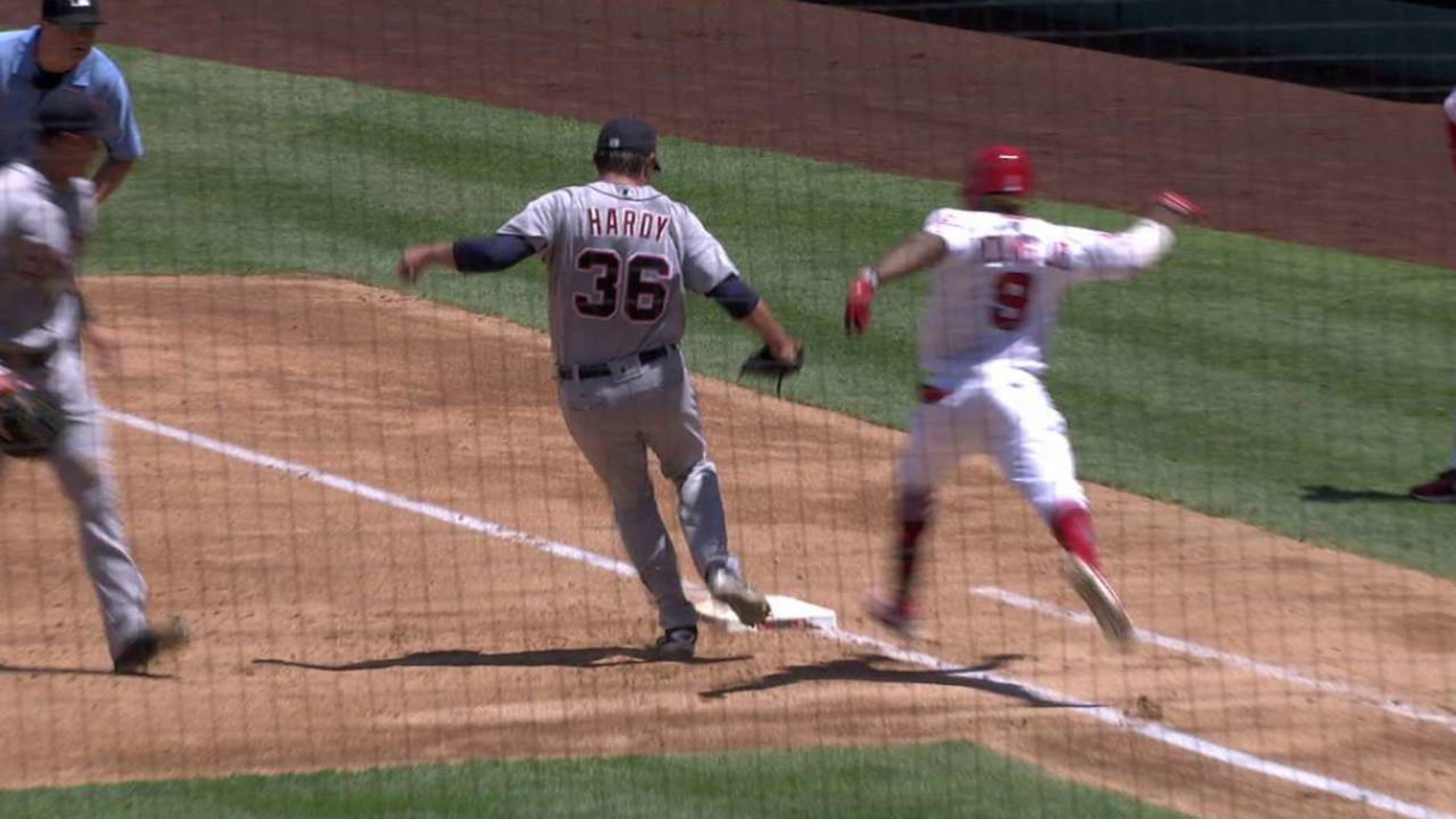 Hardy pitches Tigers to 3-2 win over White Sox