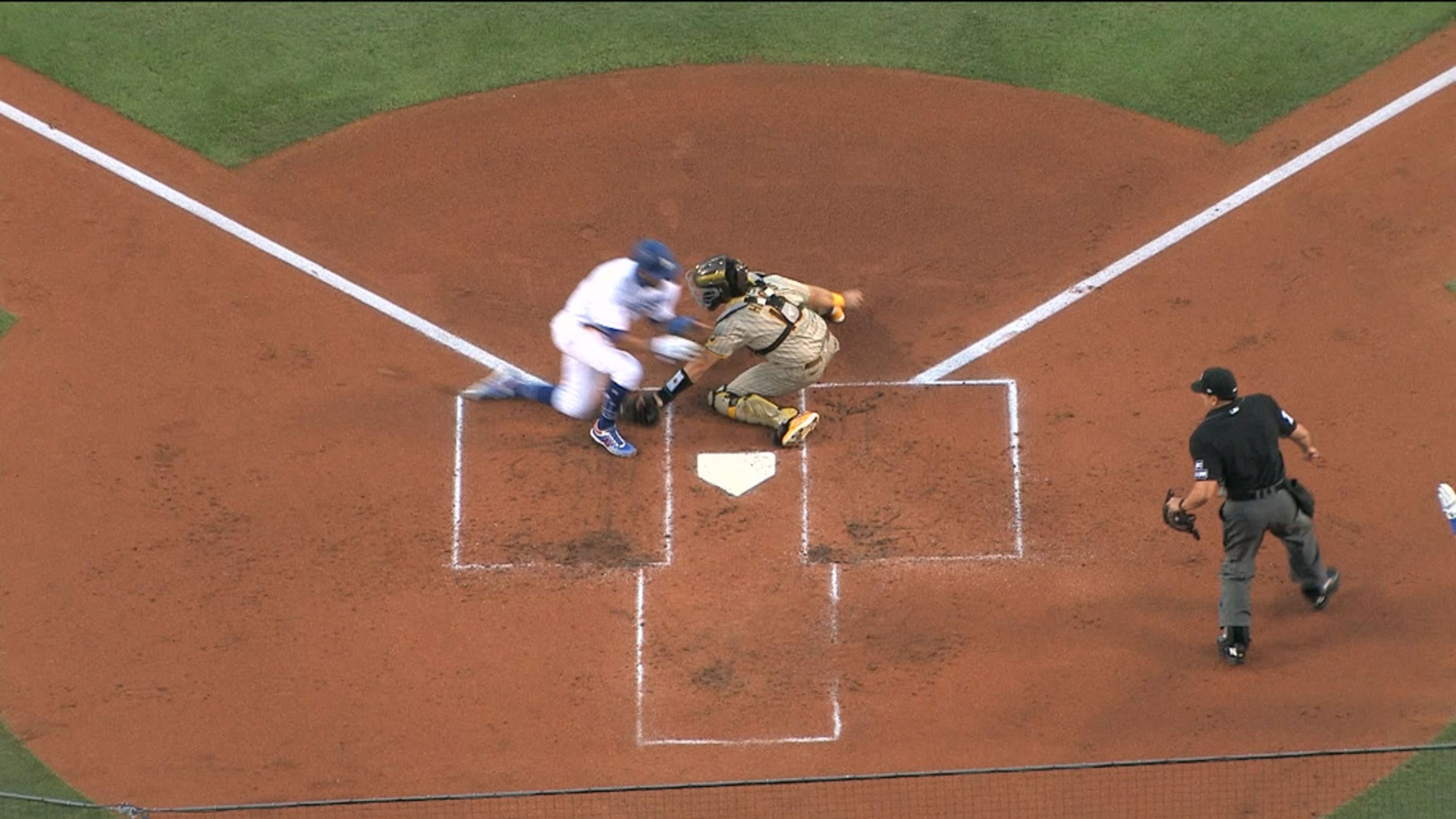 Padres sacan a Taylor at home