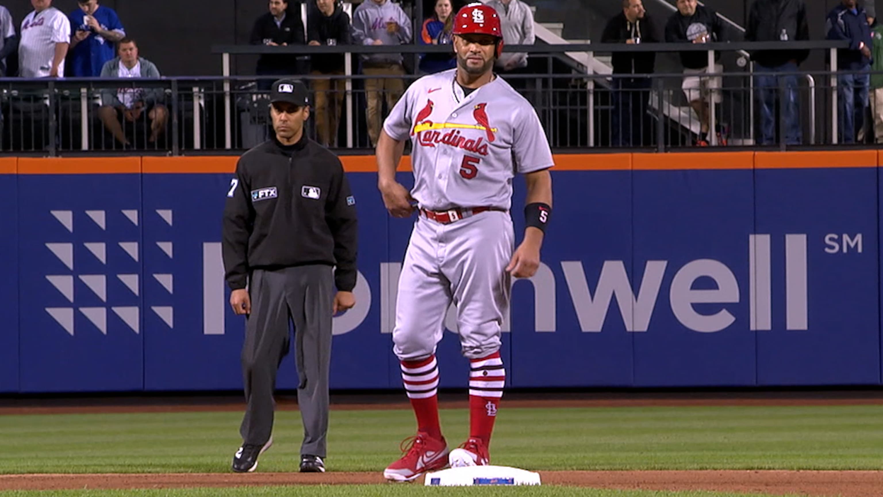 Albert Pujols se roba la 2da base