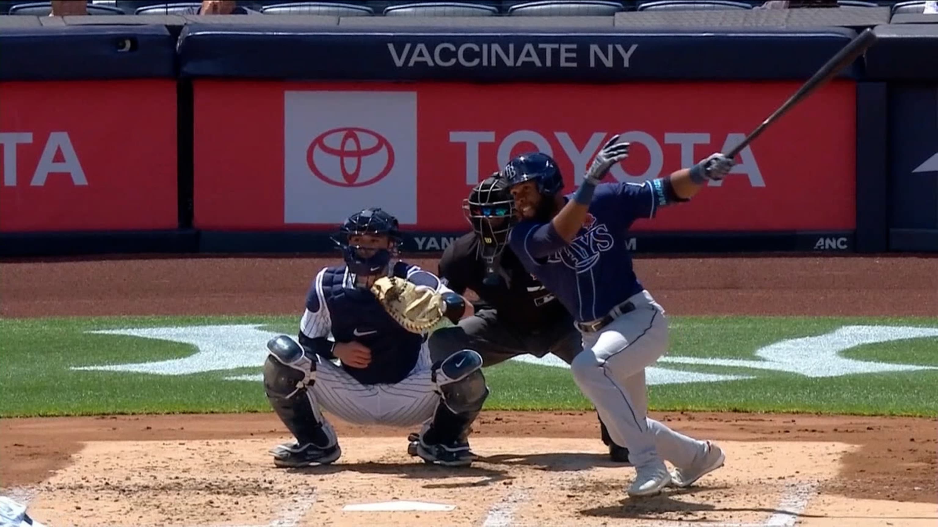 Margot prende la pizarra con doble