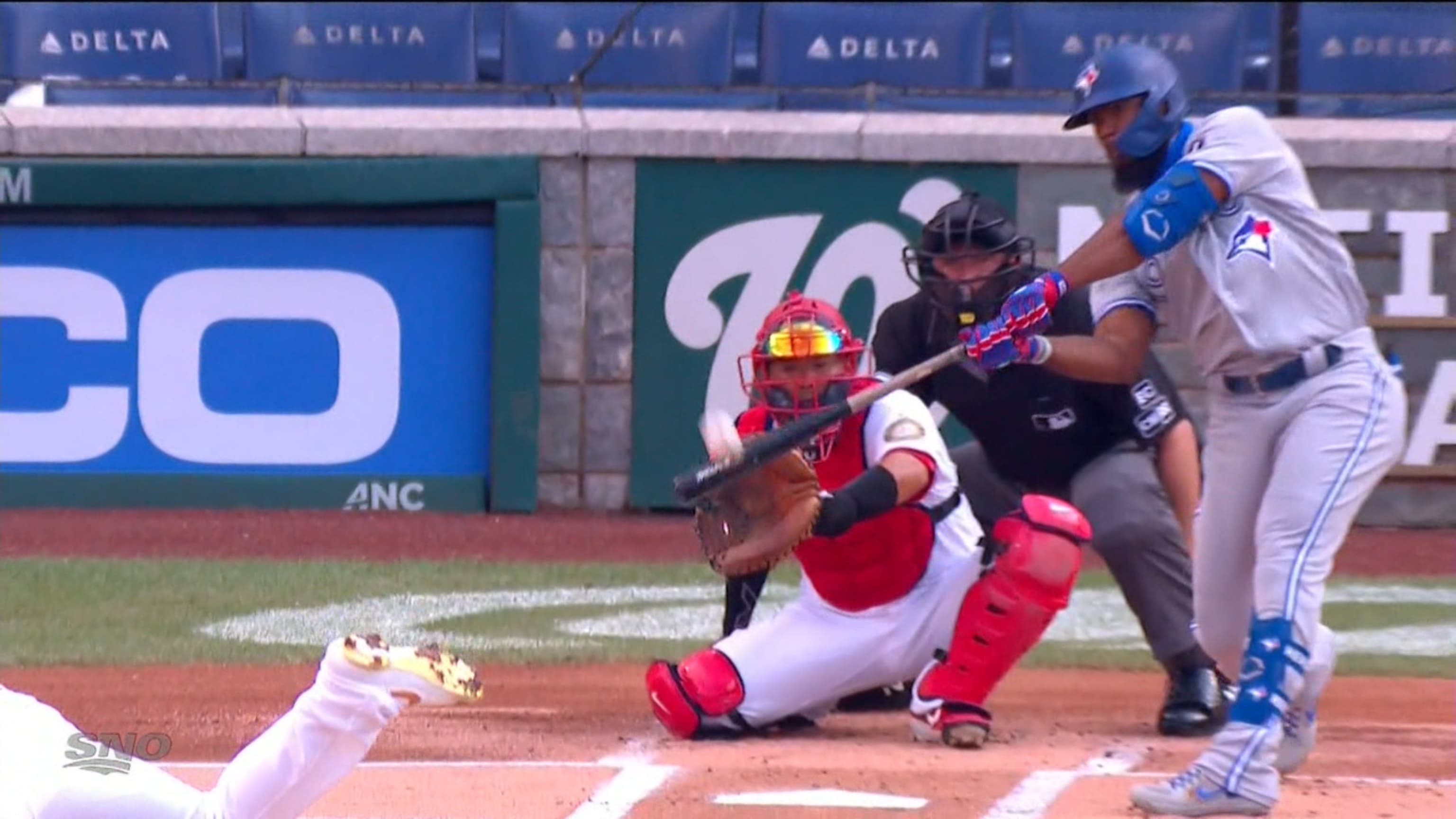 Teóscar Hernández abre tanda con HR