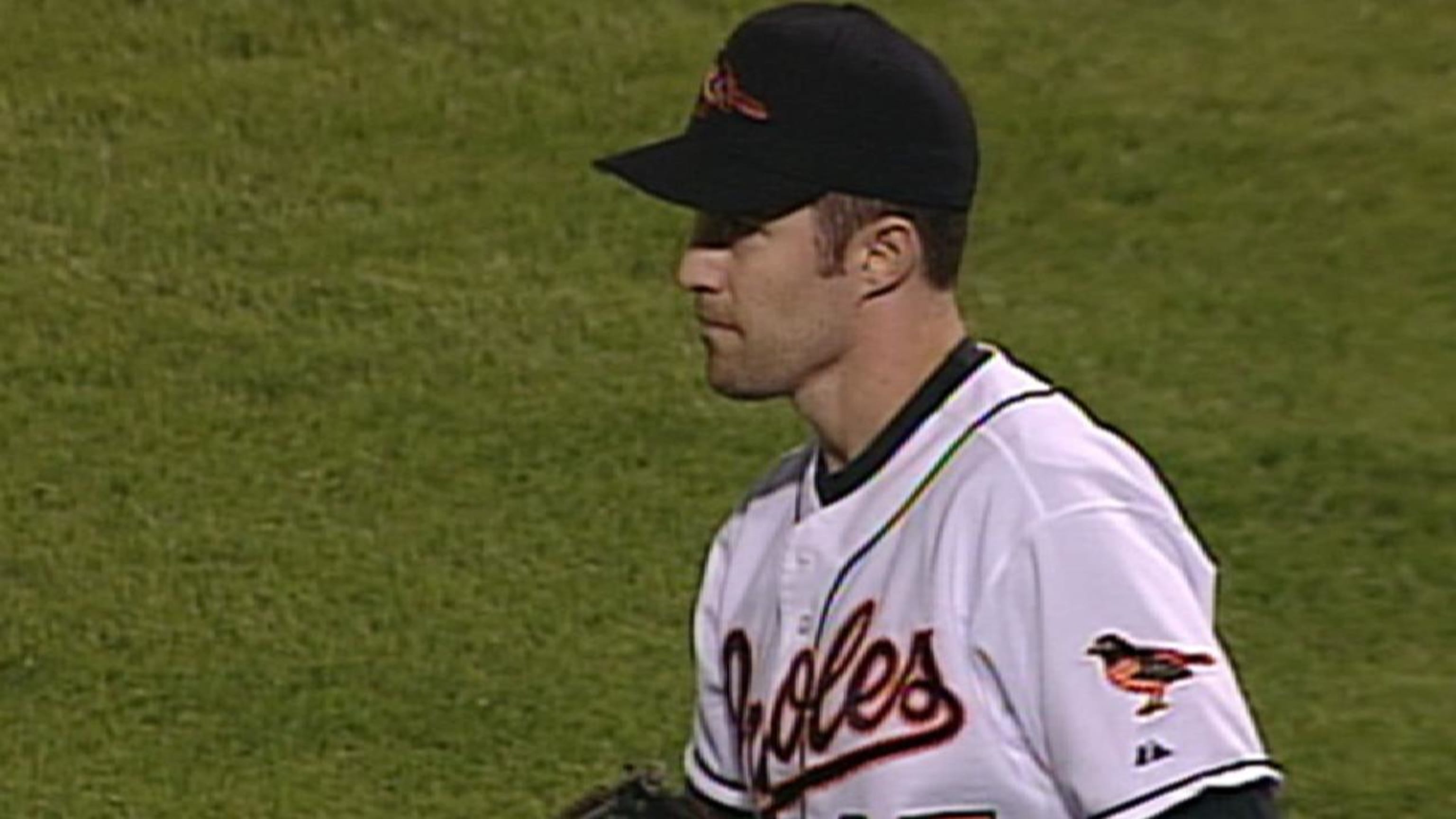 Mike Mussina throws 1st pitch at Camden Yards
