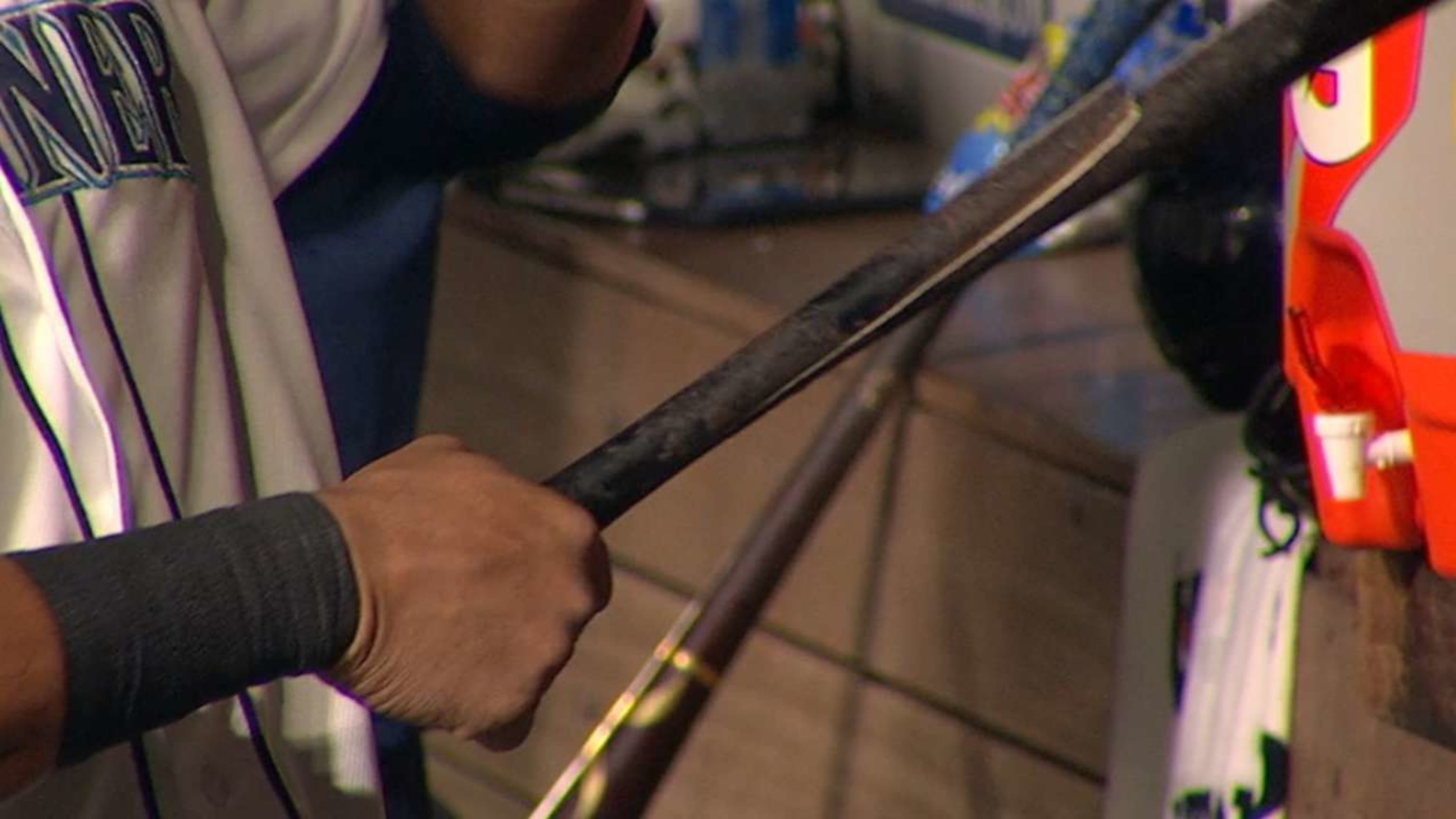 Cruz rompe su bate pero se vuela la barda del jardín izquierdo