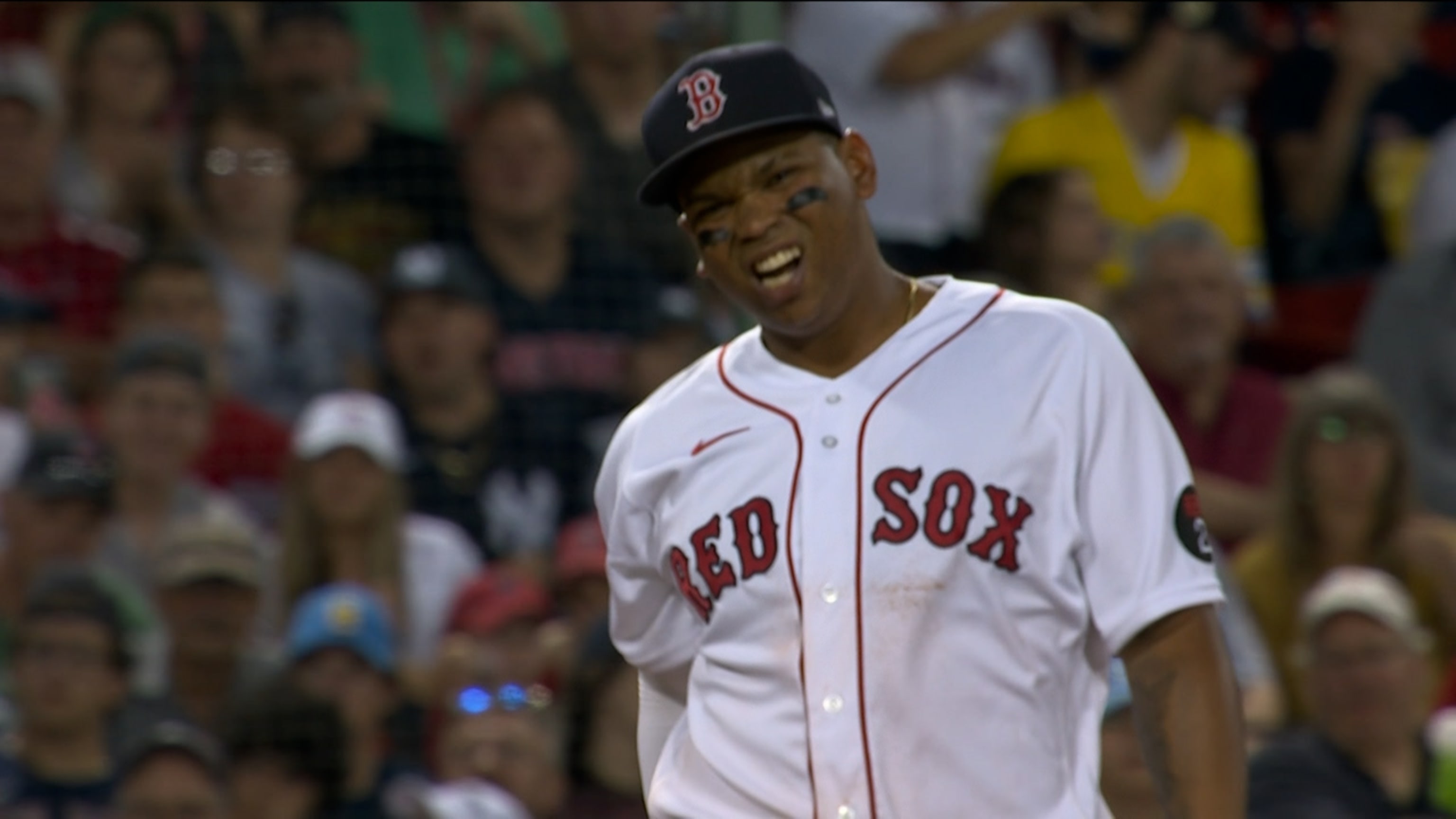 Rafael Devers sale del juego