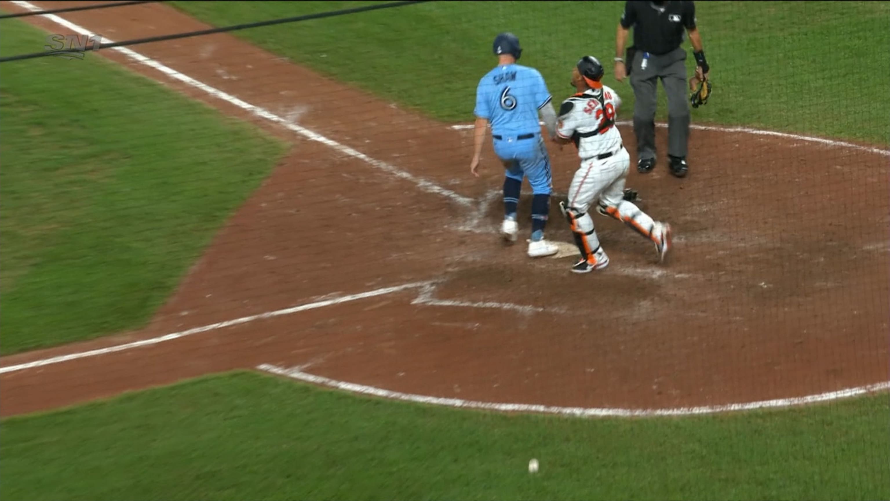 Shaw anota la carrera de la ventaja