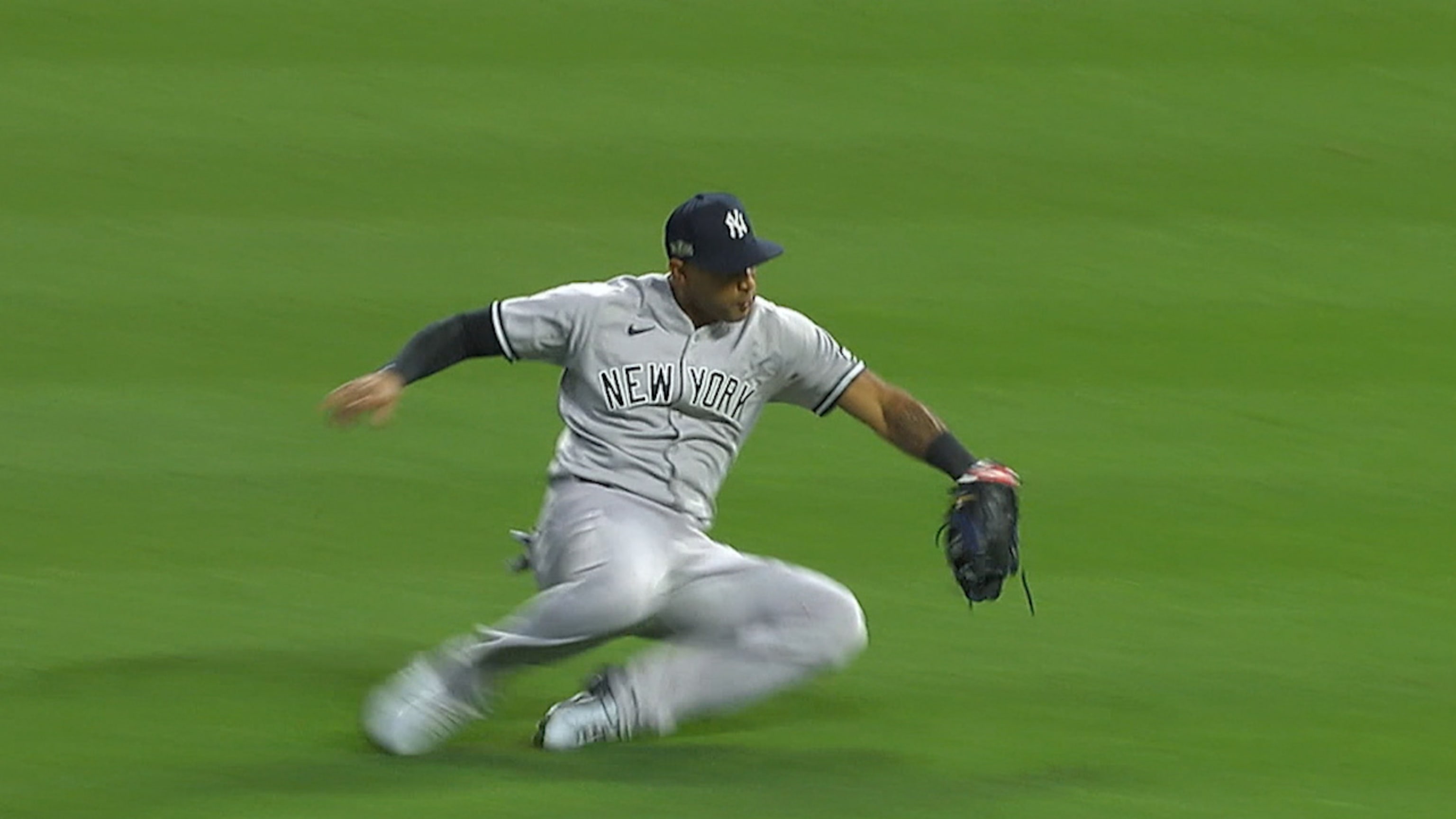 Aaron Hicks se desliza y captura