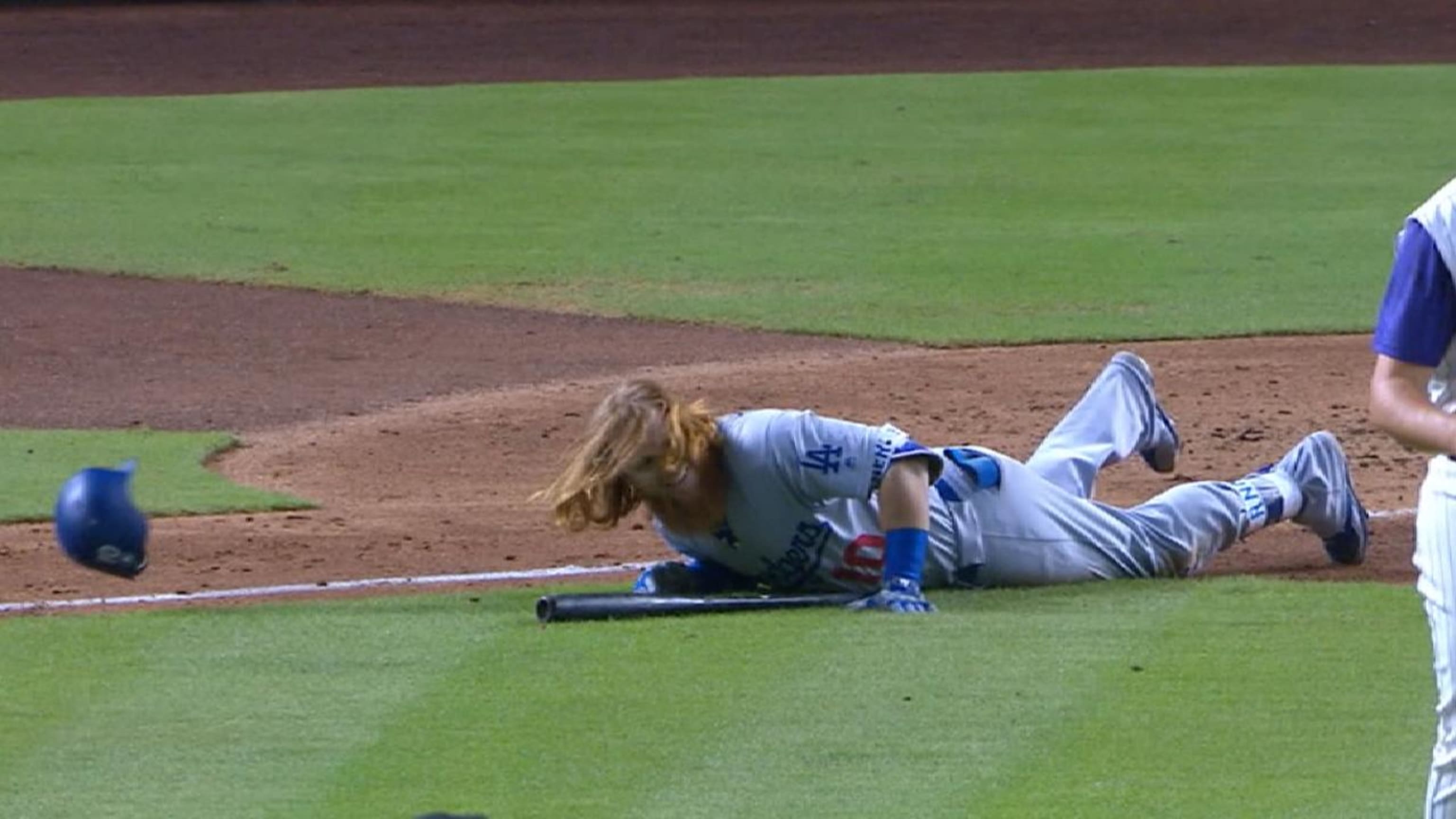 Justin Turner celebrates with Dodgers on field after positive