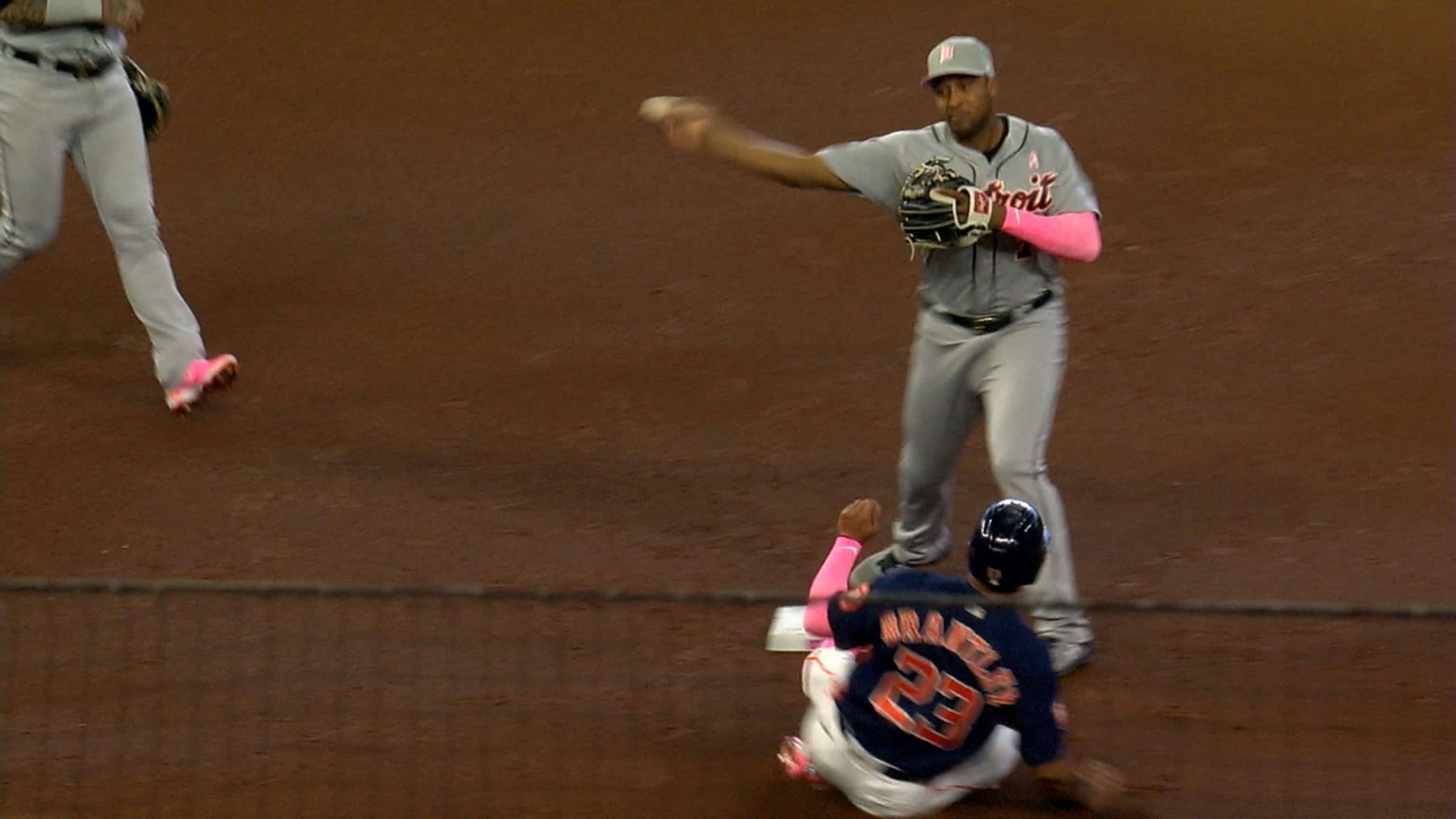 Peralta sale de apuros en el 1ro