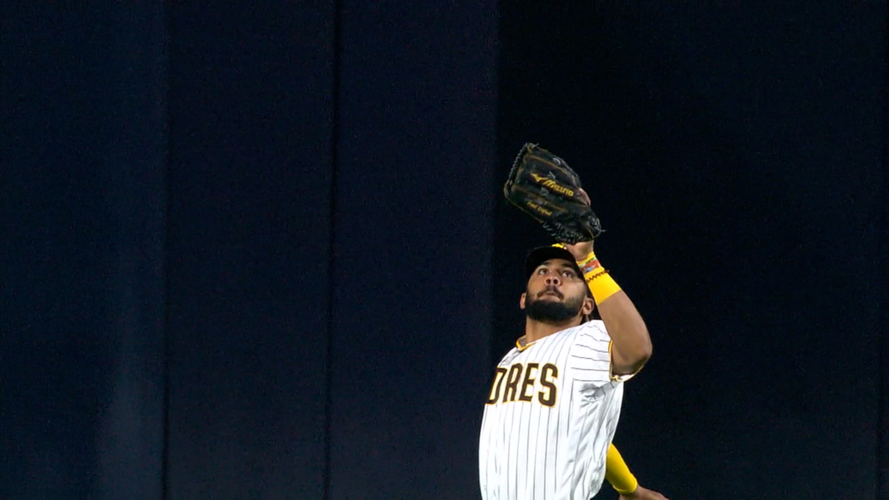 Tatis Jr. atrapa su 1er out en CF