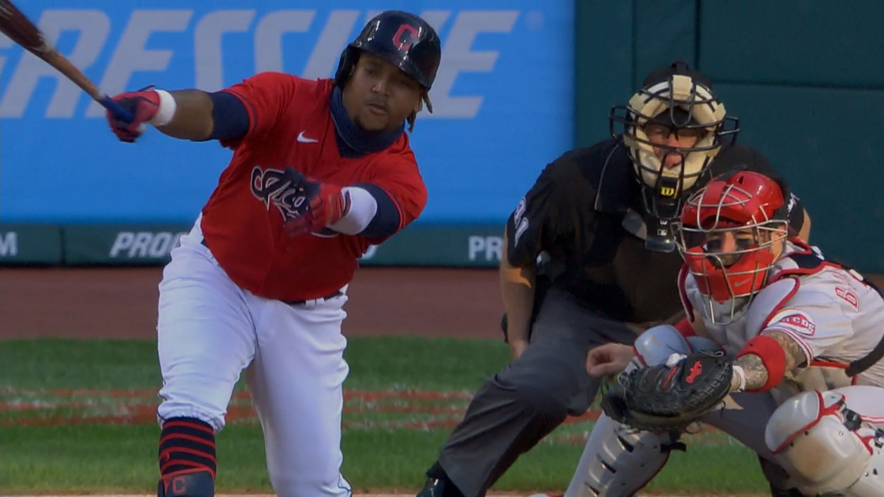 José Ramírez remolca con triple