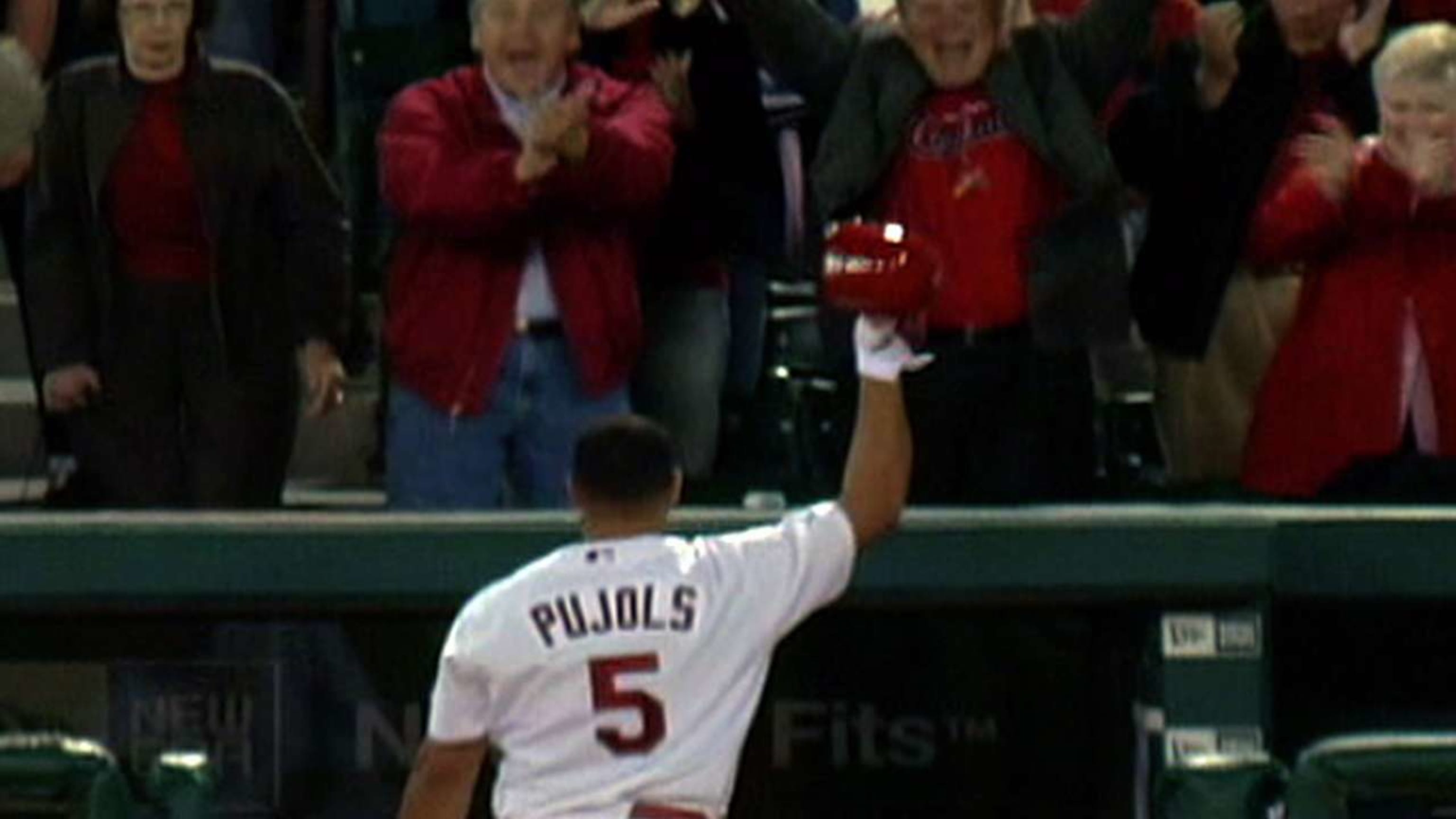 Pujols slams 200th career homer