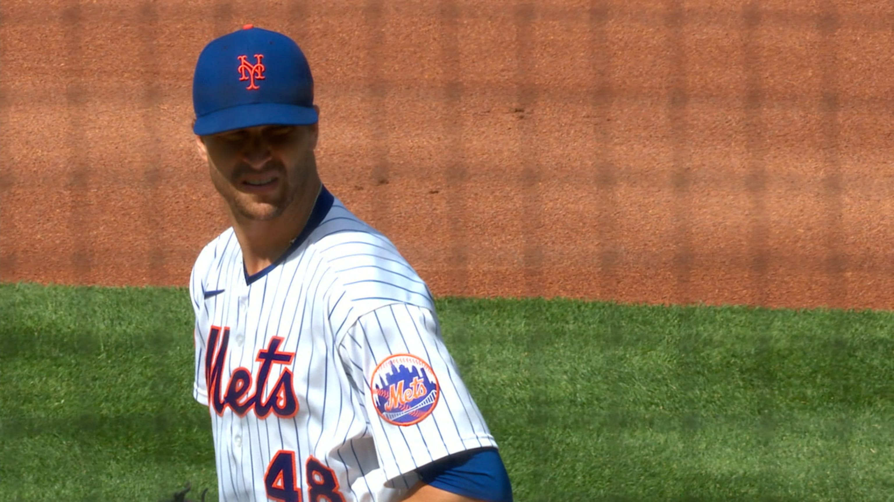 deGrom poncha a 5, batea hit