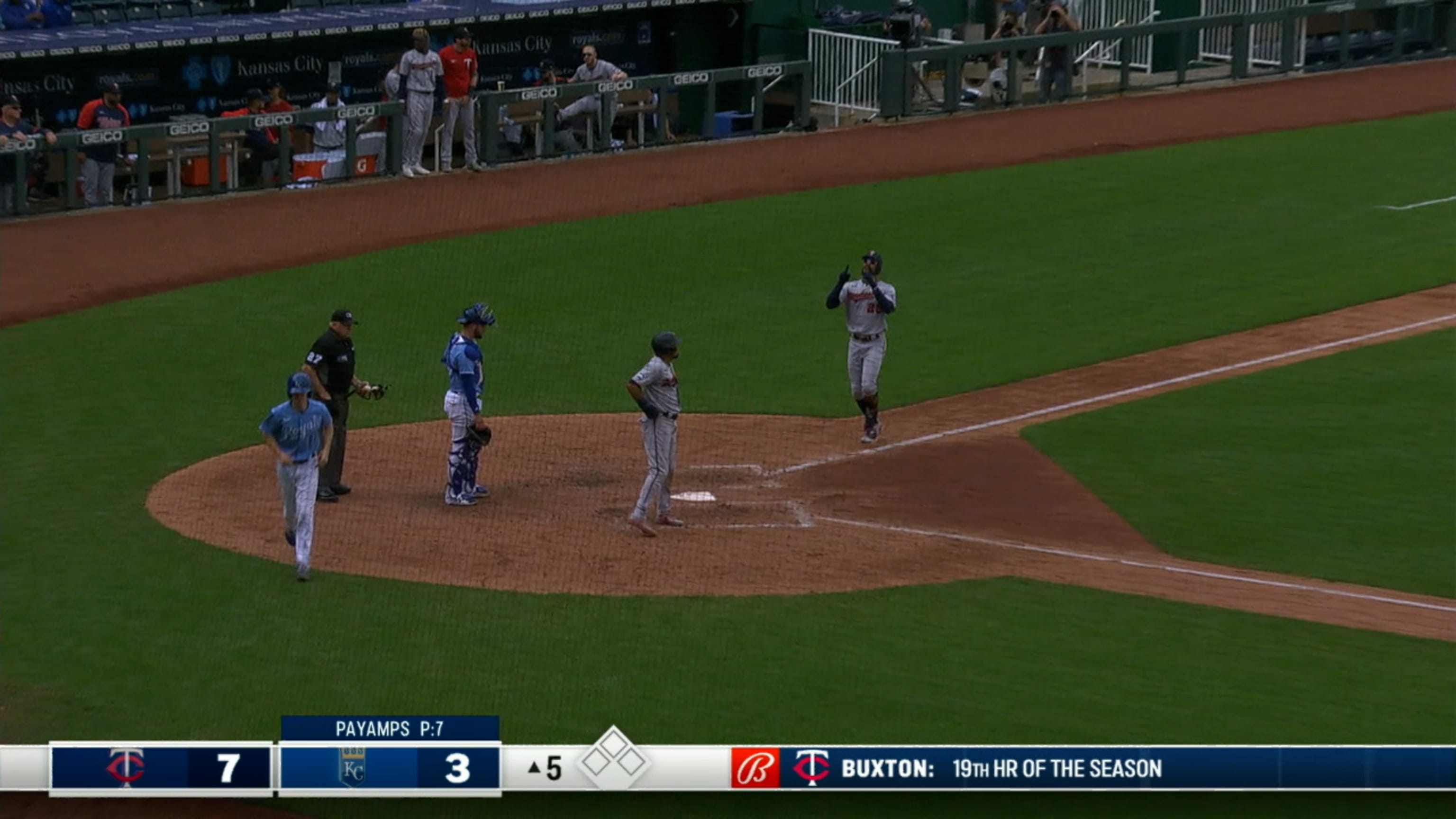 Buxton trae dos con jonrón