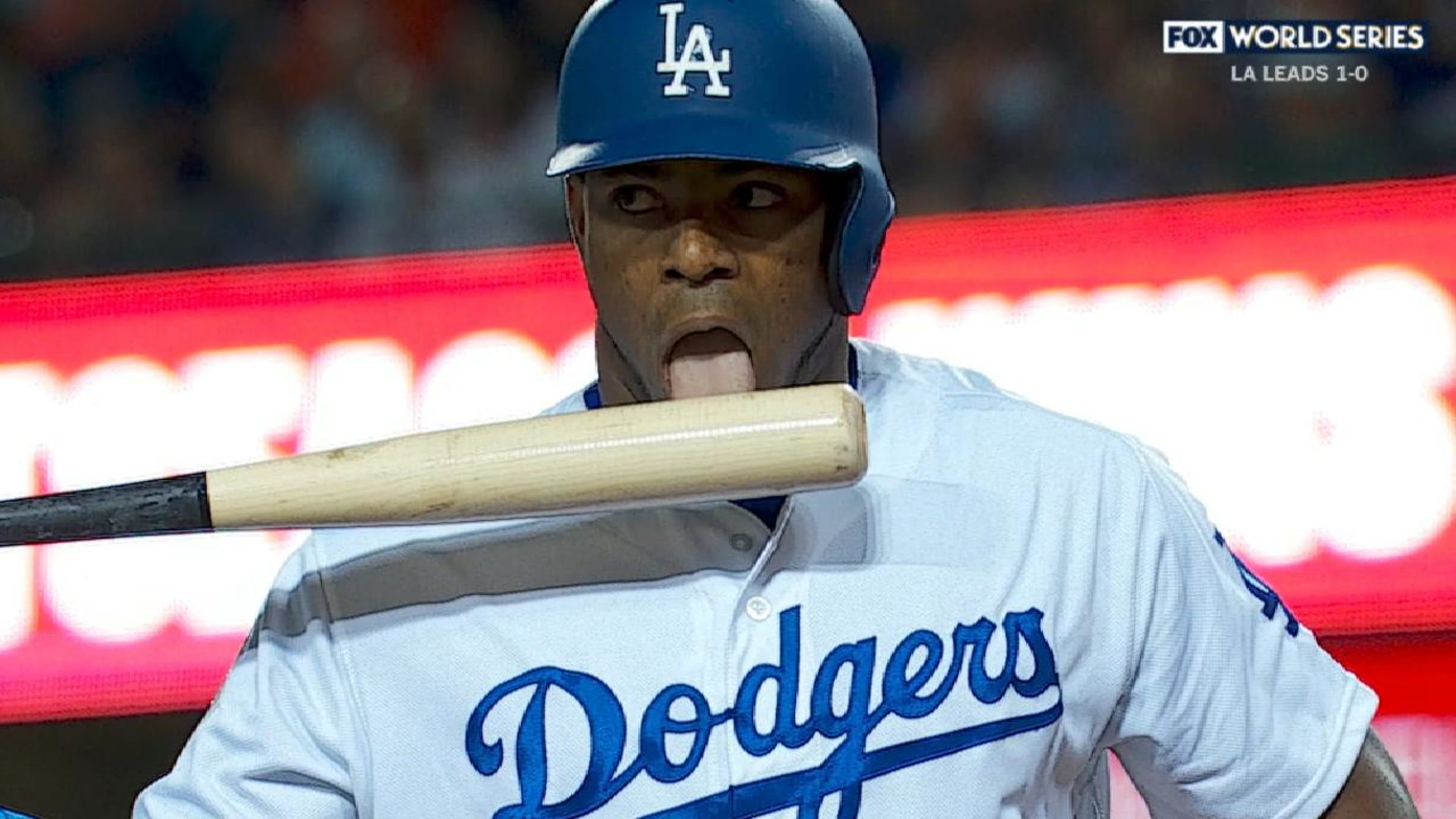 Puig lame el bate repetidamente