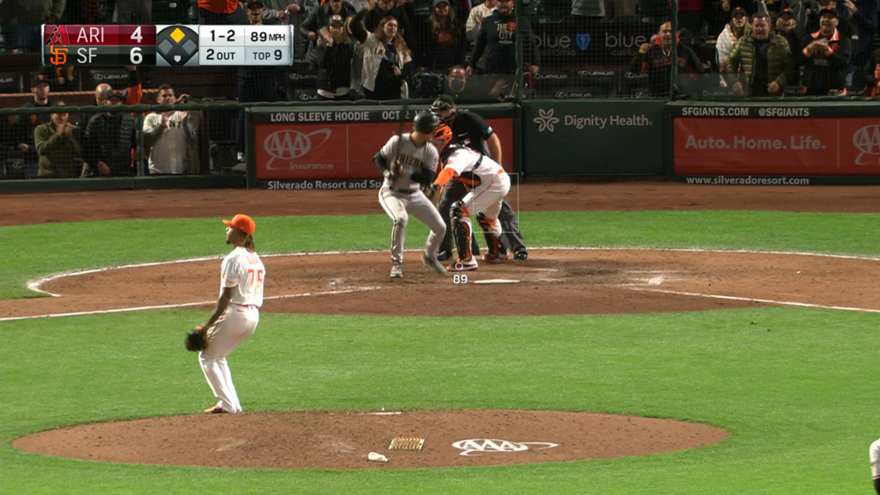 Doval logra 1er salvado en MLB